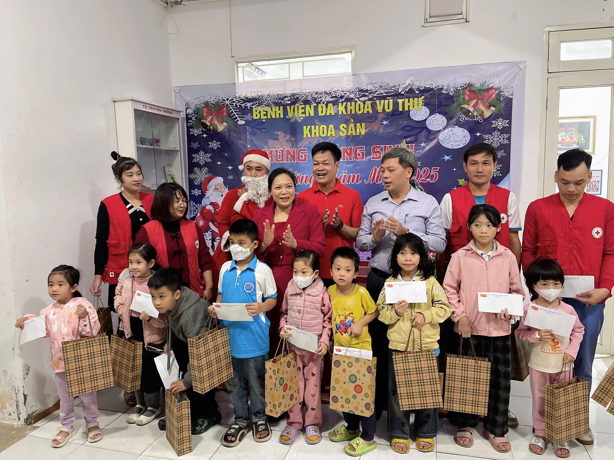 TRAO HƠN 30 SUẤT QUÀ CHO CÁC BỆNH NHI NHÂN DỊP GIÁNG SINH