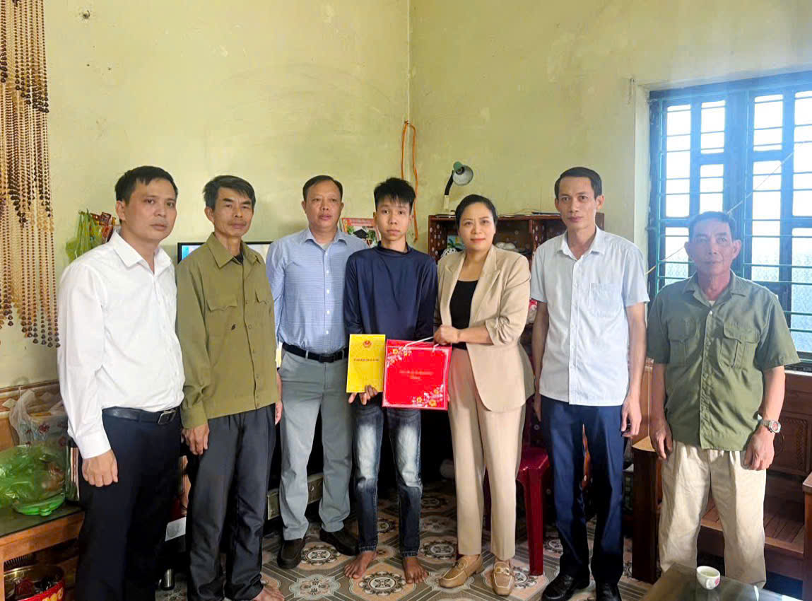 ĐỒNG CHÍ BÍ THƯ ĐẢNG UỶ THĂM, ĐỘNG VIÊN THANH NIÊN TÌNH NGUYỆN LÊN ĐƯỜNG NHẬP NGŨ