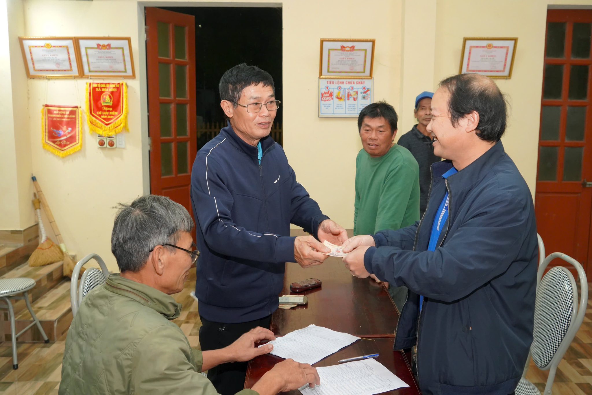 XÃ VŨ THƯ HOÀN THÀNH 100% VIỆC TRAO TẶNG QUÀ THEO NGHỊ QUYẾT SỐ 418/NQ-CP CỦA CHÍNH PHỦ