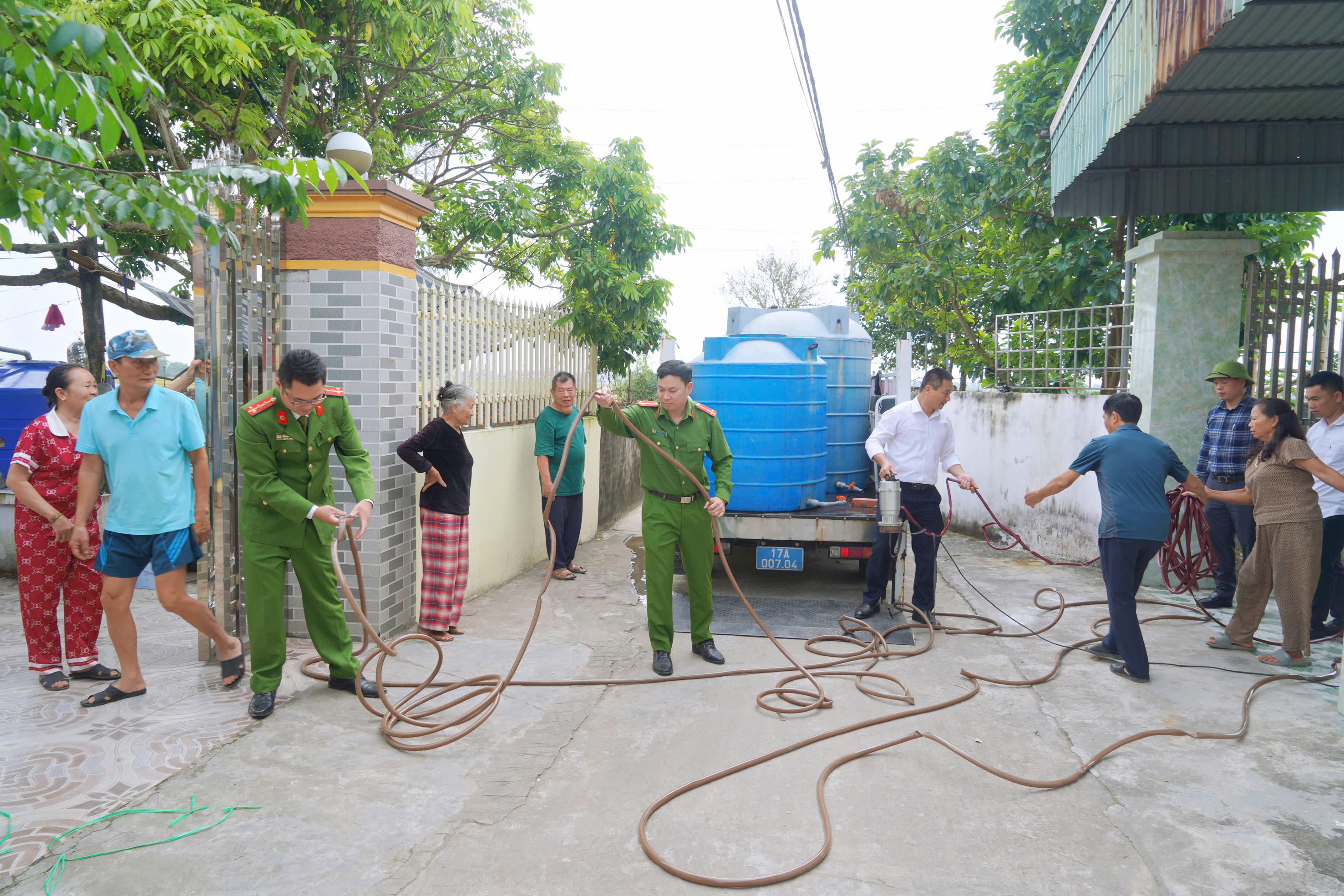 KHẮC PHỤC KHẨN CẤP SỰ CỐ MẤT NƯỚC TẠI THÔN HÒA BÌNH, ĐẢM BẢO SINH HOẠT CHO GẦN 200 HỘ DÂN