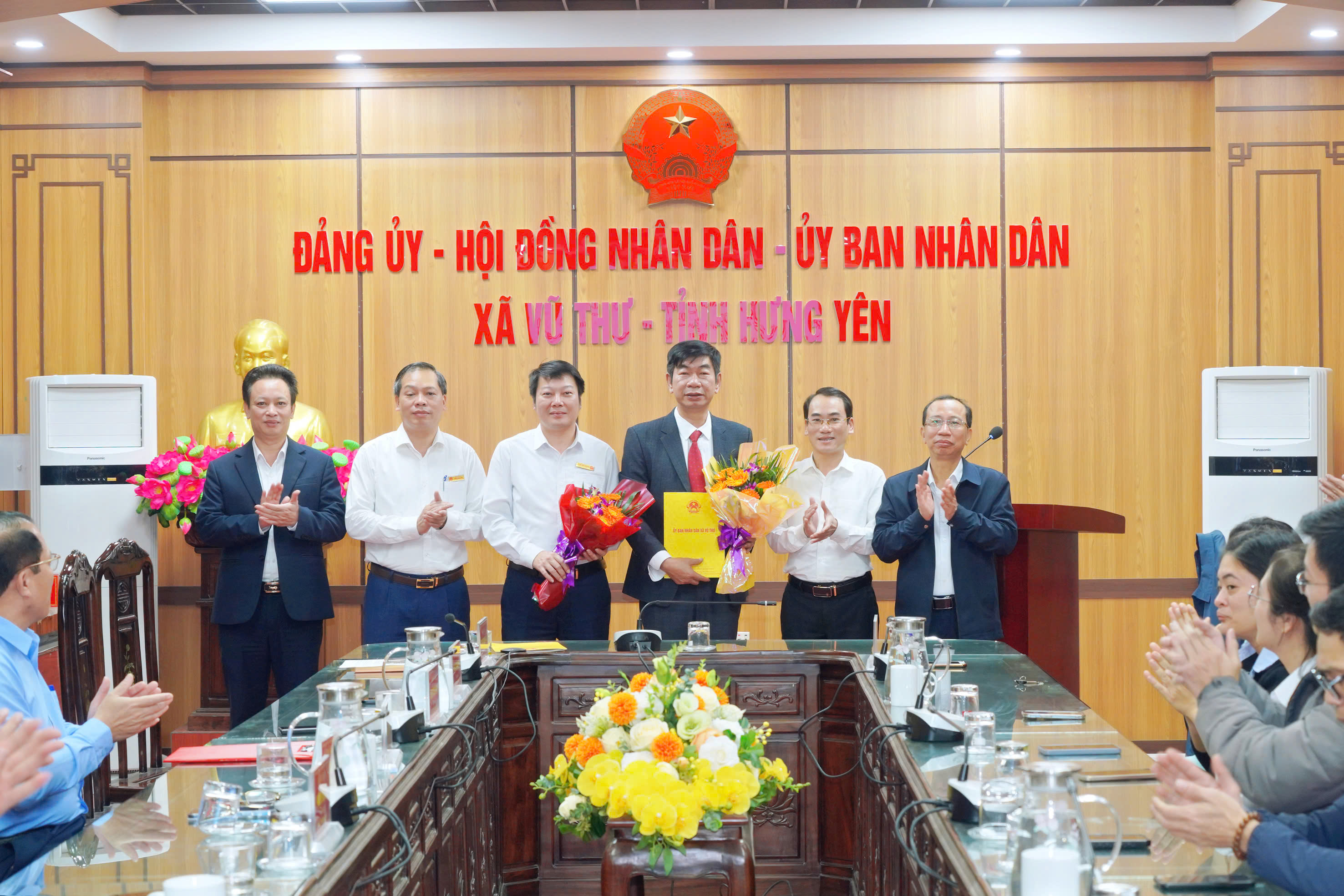 XÃ VŨ THƯ: CÔNG BỐ QUYẾT ĐỊNH VỀ CÔNG TÁC CÁN BỘ