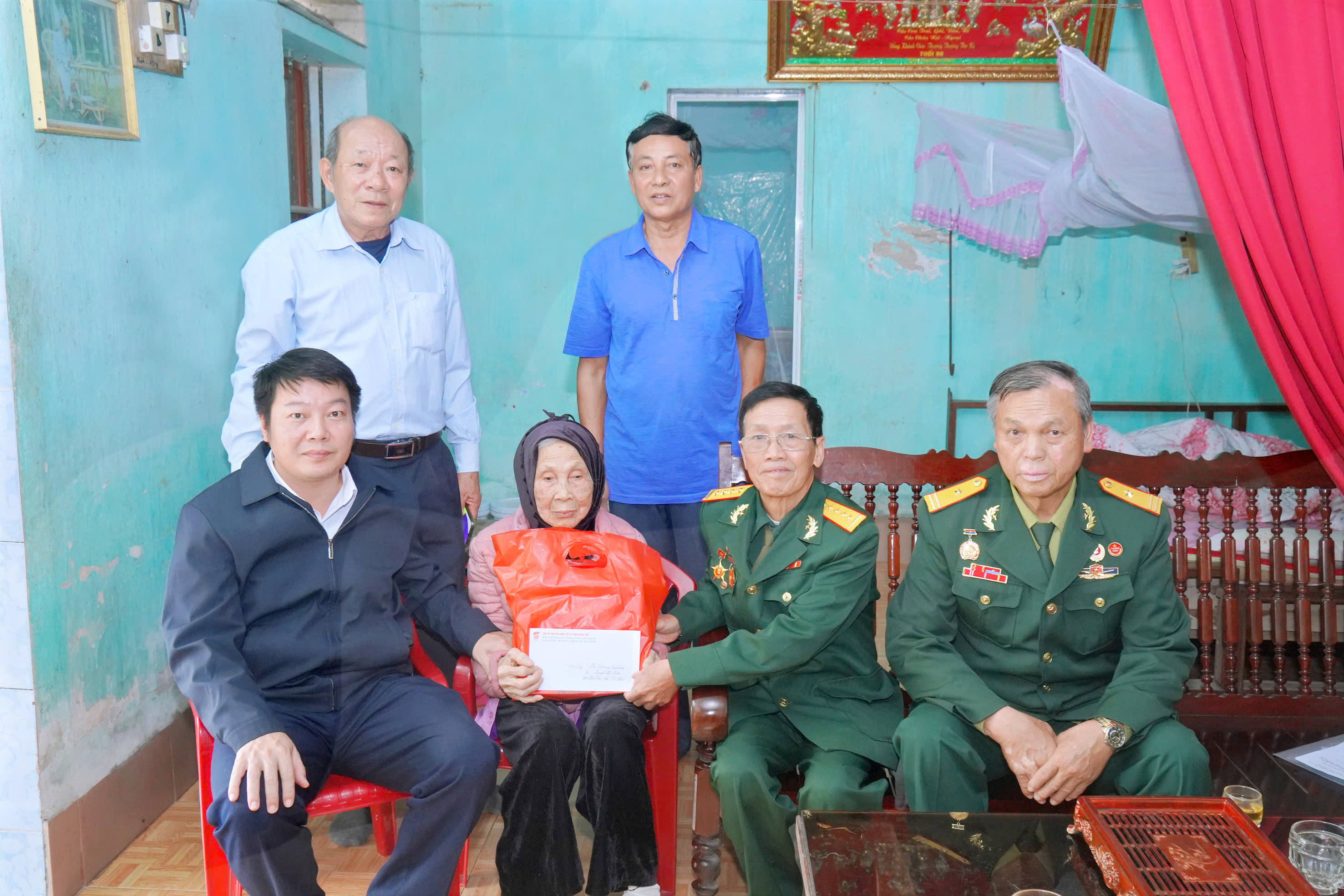 THĂM HỎI, TRAO HỖ TRỢ 1 TRIỆU ĐỒNG TỚI MẸ VIỆT NAM ANH HÙNG NGUYỄN THỊ TRÂM