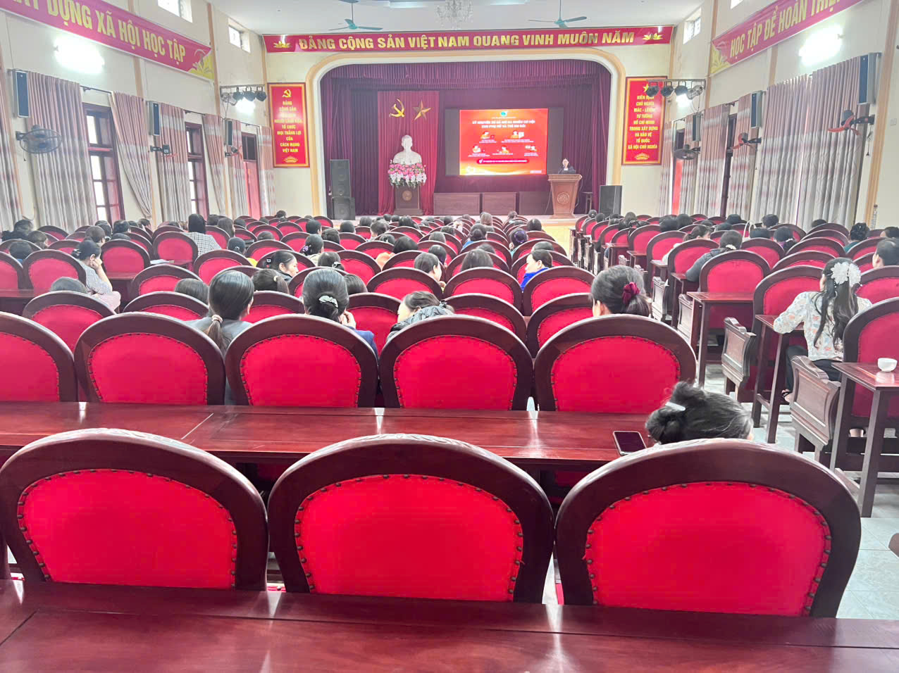 TRUNG TÂM CHÍNH TRỊ XÃ VŨ THƯ TỔ CHỨC LỚP BỒI DƯỠNG LÝ LUẬN CHÍNH TRỊ VÀ NGHIỆP VỤ CÔNG TÁC HỘI PHỤ NỮ NĂM 2025