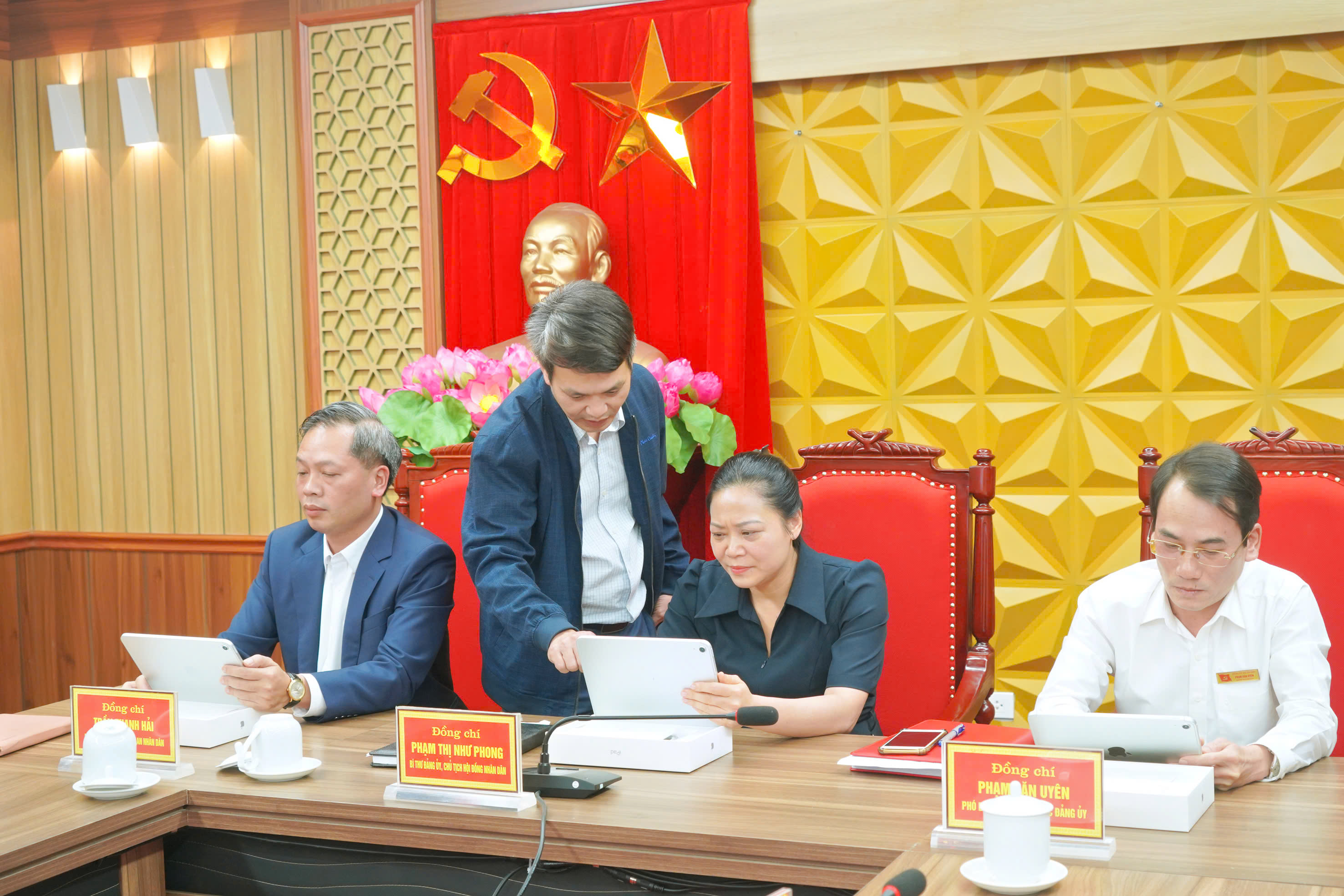 Triển khai phòng họp không giấy tờ – bước chuyển đổi số trong hoạt động của Đảng ủy xã Vũ Thư