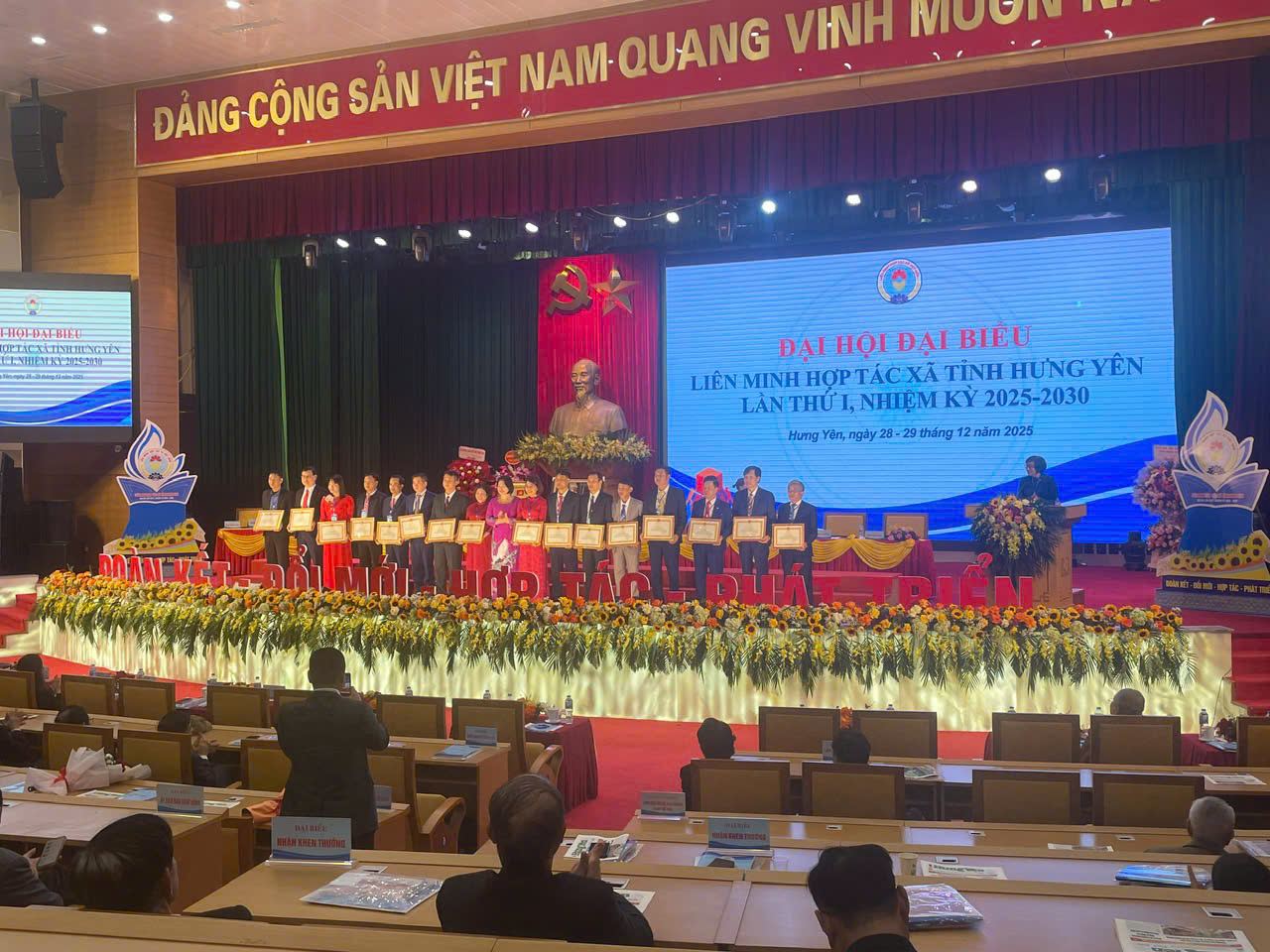VŨ THƯ: HỢP TÁC XÃ DỊCH VỤ NÔNG NGHIỆP HÒA BÌNH VINH DỰ ĐÓN NHẬN BẰNG KHEN CỦA LIÊN MINH HỢP TÁC XÃ VIỆT NAM