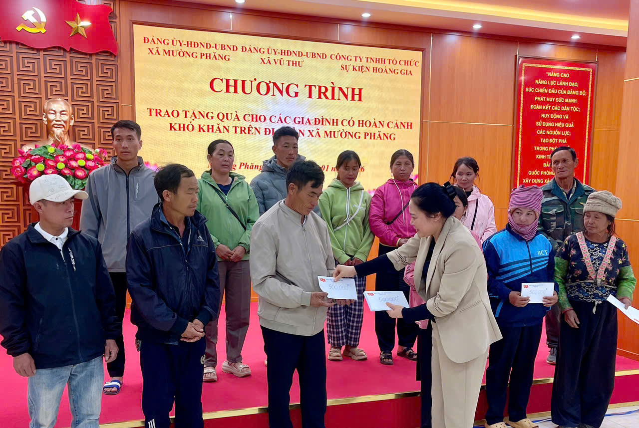 ẤM ÁP CHƯƠNG TRÌNH TRAO QUÀ THIỆN NGUYỆN TẠI XÃ MƯỜNG PHĂNG, TỈNH ĐIỆN BIÊN