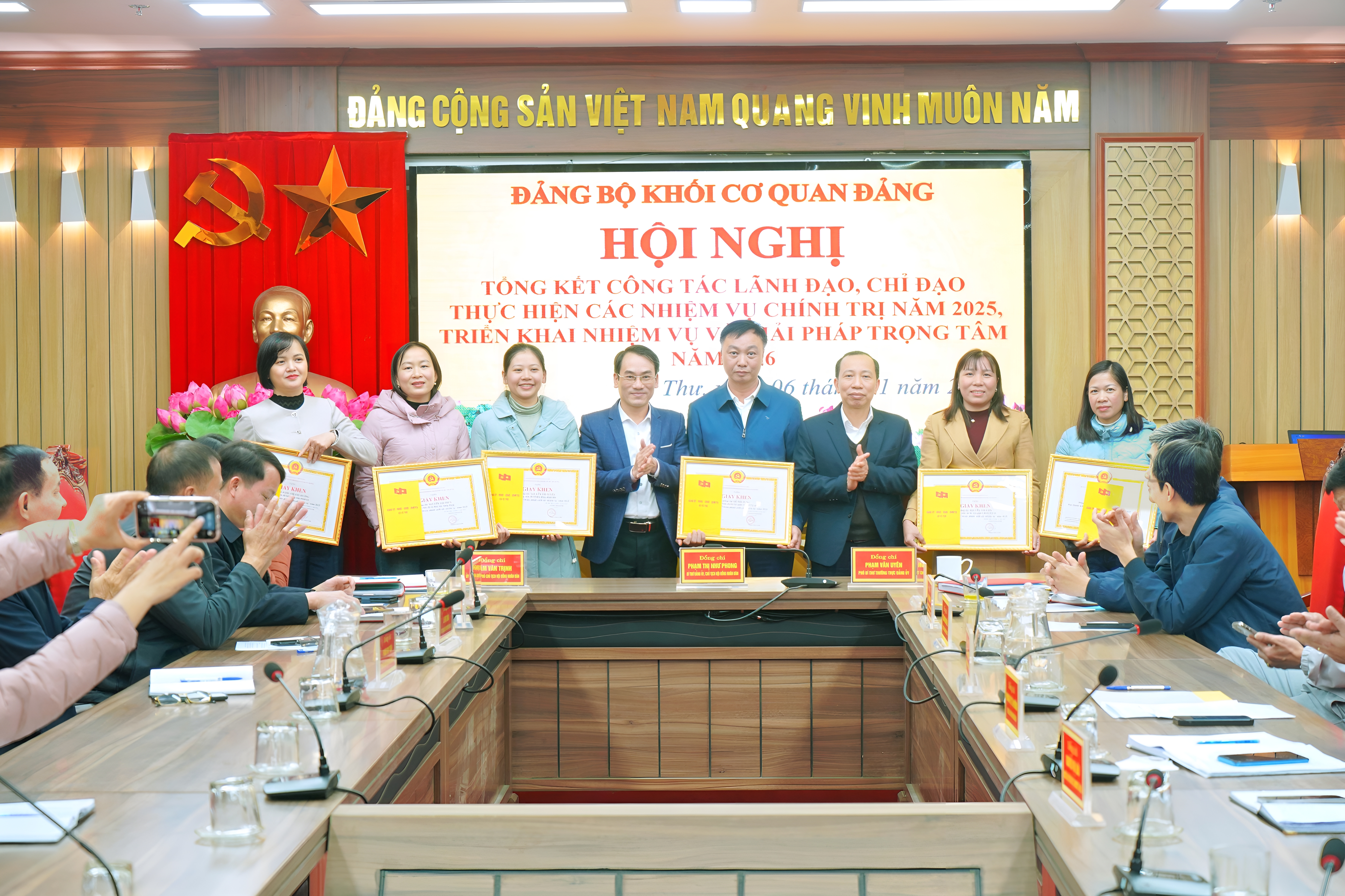 01 CHI BỘ VÀ 6 CÁ NHÂN ĐẢNG VIÊN HOÀN THÀNH XUẤT SẮC NHIỆM VỤ NĂM 2025 ĐƯỢC ĐẢNG BỘ KHỐI CƠ QUAN ĐẢNG XÃ VŨ THƯ KHEN THƯỞNG