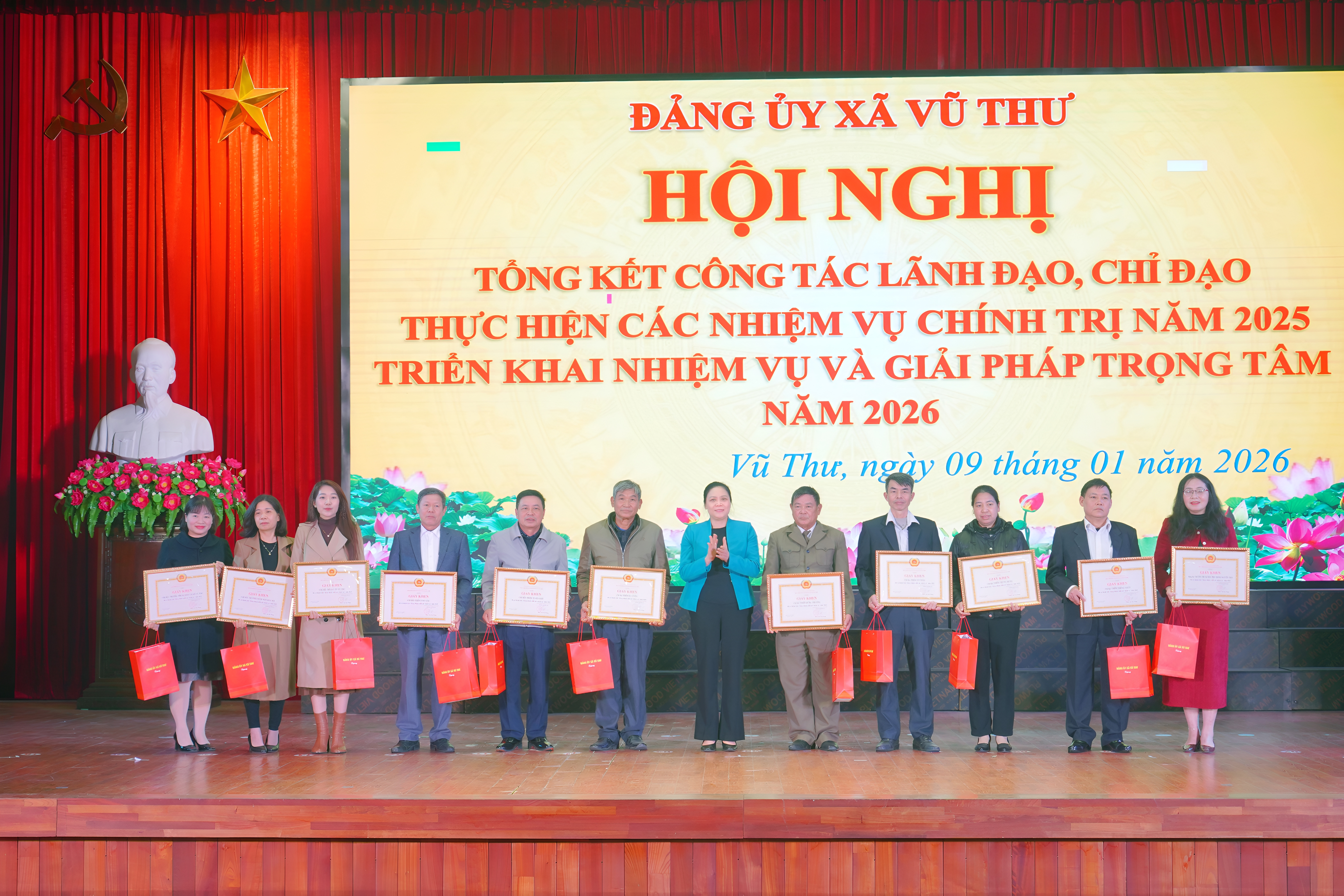 NHIỀU TẬP THỂ, CÁ NHÂN ĐƯỢC KHEN THƯƠNG TẠI HỘI NGHỊ TỔNG KẾT CÔNG TÁC ĐẢNG NĂM 2025