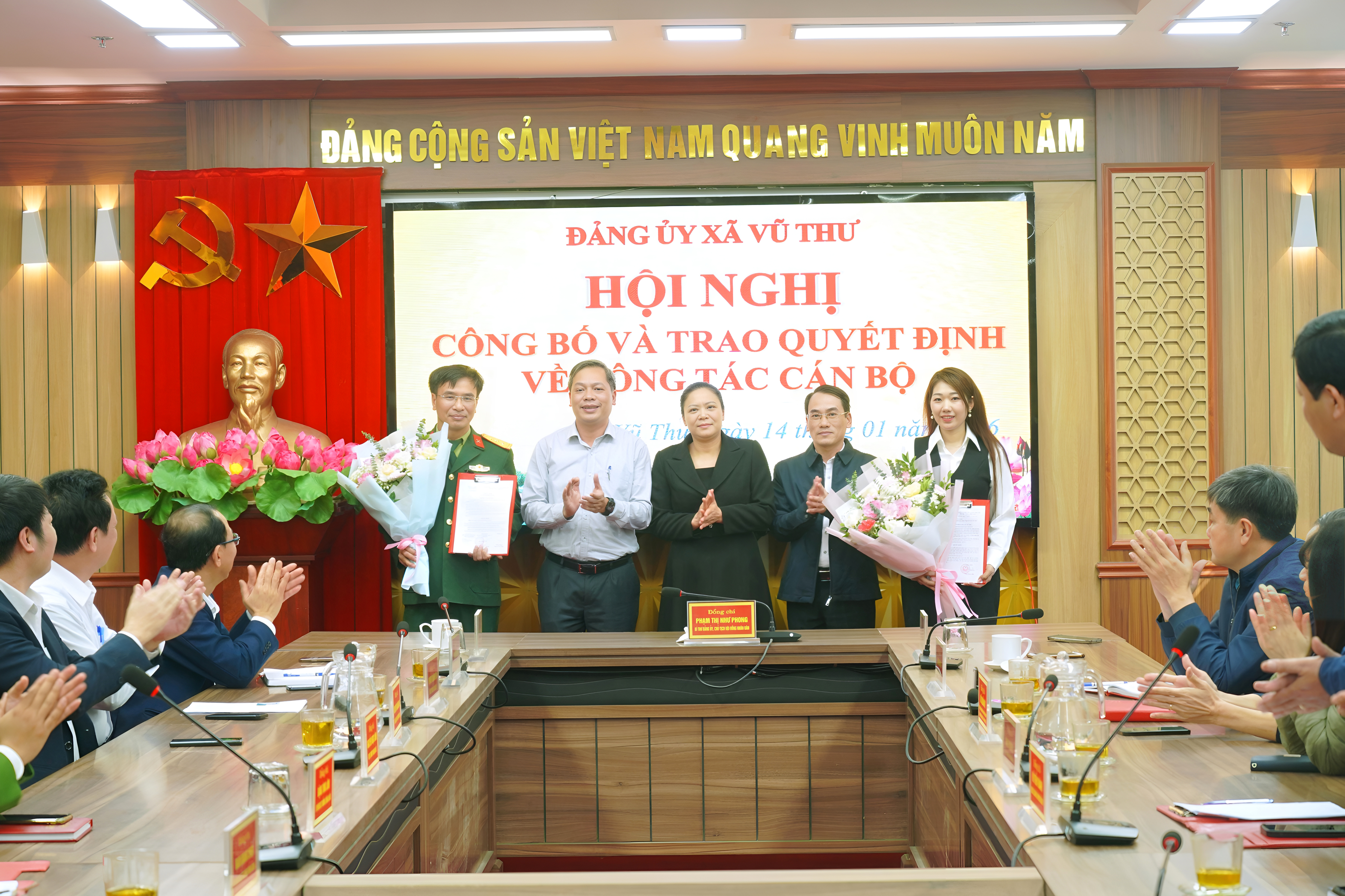 VŨ THƯ: BAN THƯỜNG VỤ ĐẢNG ỦY CÔNG BỐ CÁC QUYẾT ĐỊNH VỀ CÔNG TÁC CÁN BỘ
