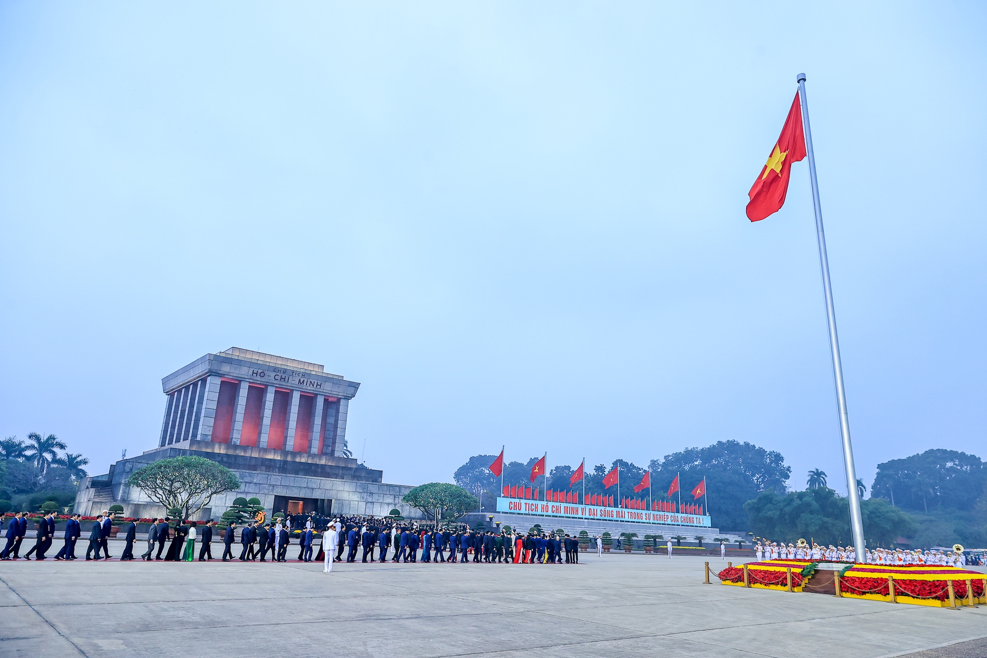 Đại biểu dự Đại hội Đảng lần thứ XIV vào Lăng viếng Chủ tịch Hồ Chí Minh