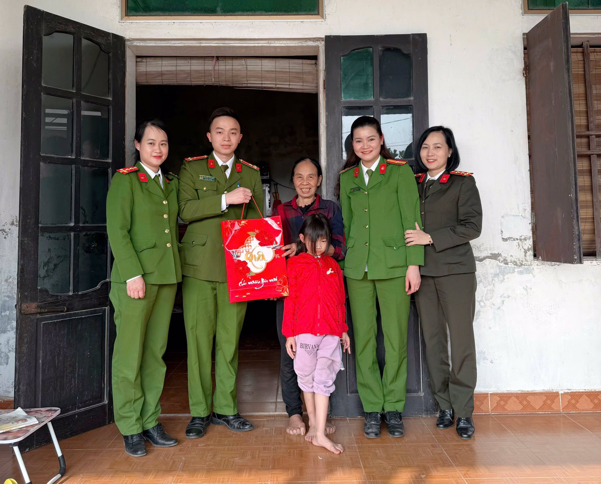 CÔNG AN XÃ VŨ THƯ TỔ CHỨC THĂM, TẶNG QUÀ TẾT MẸ VIỆT NAM ANH HÙNG VÀ CÁC HỘ GIA ĐÌNH CÓ HOÀN CẢNH KHÓ KHĂN NHÂN DỊP TẾT NGUYÊN ĐÁN BÍNH NGỌ 2026
