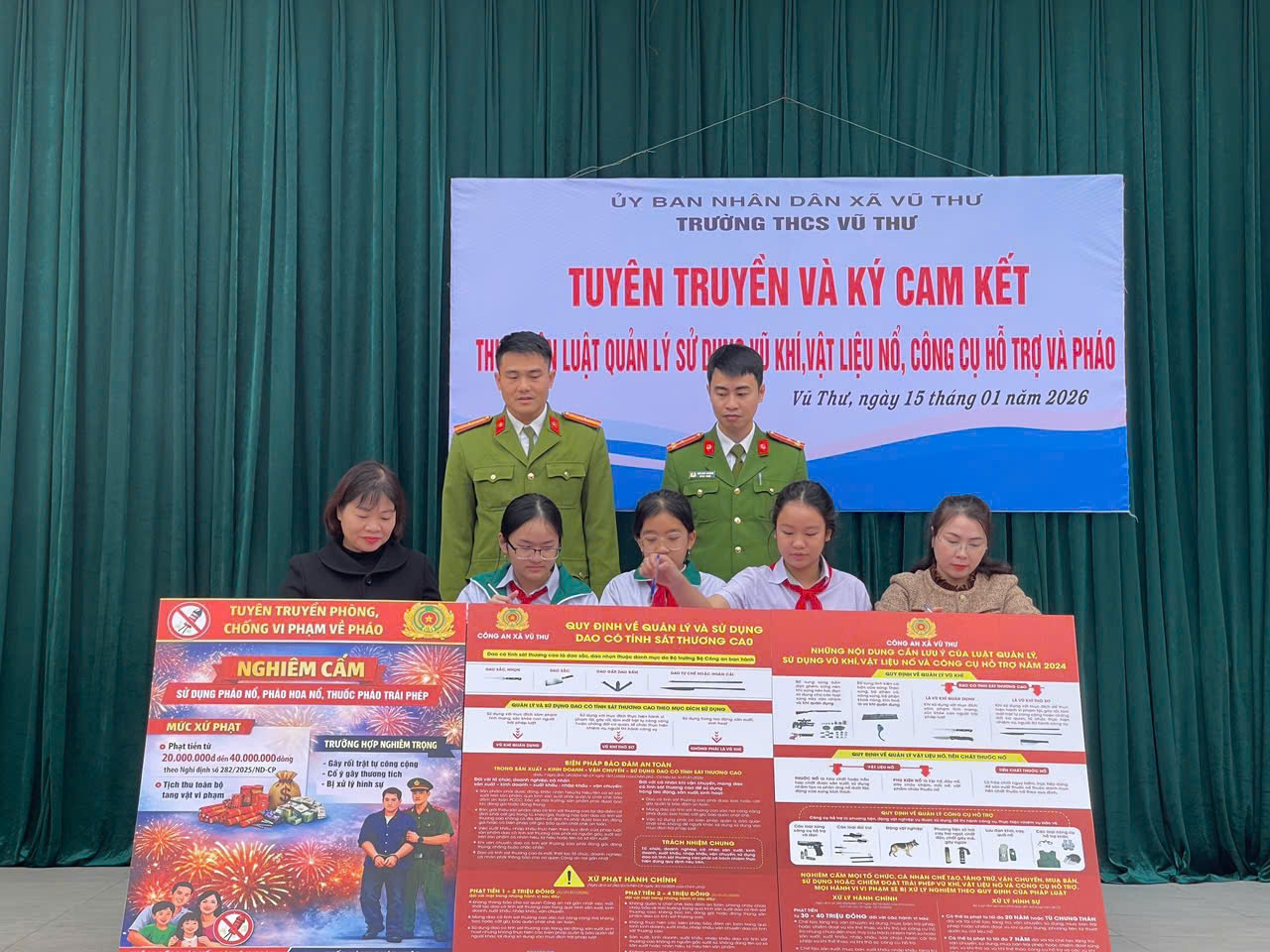 TUYÊN TRUYỀN KÝ CAM KẾT THỰC HIỆN LUẬT QUẢN LÝ, SỬ DỤNG VŨ KHÍ, VẬT LIỆU NỔ, CÔNG CỤ HỖ TRỢ VÀ PHÁO TẠI TRƯỜNG THCS VŨ THƯ