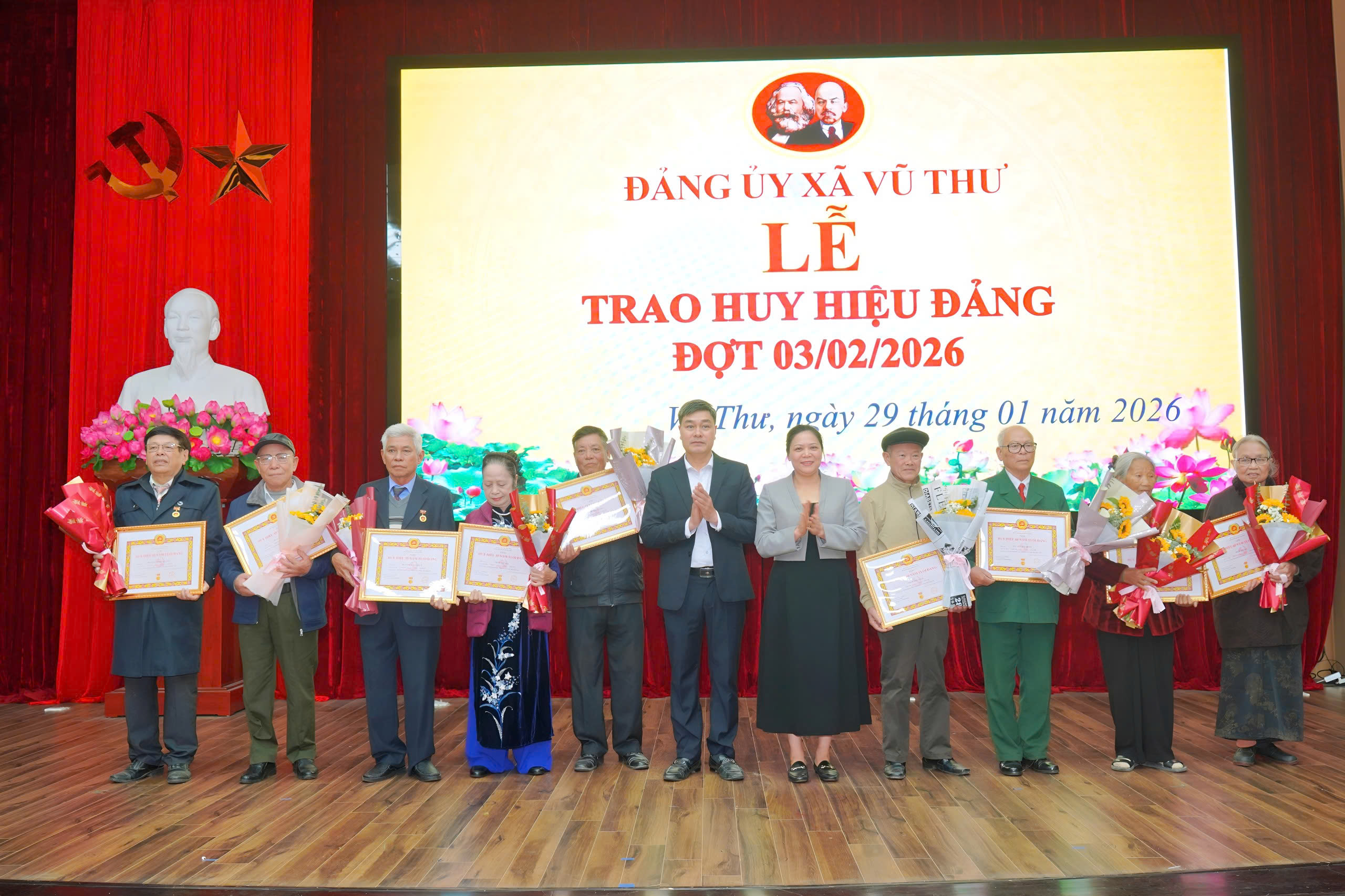 ĐẢNG ỦY XÃ VŨ THƯ TRANG TRỌNG TỔ CHỨC LỄ TRAO HUY HIỆU ĐẢNG ĐỢT 03/02