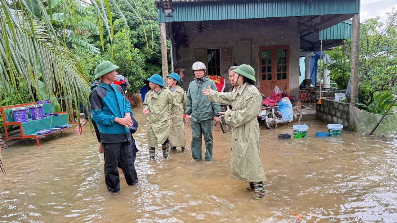 BÍ THƯ ĐẢNG ỦY, CHỦ TỊCH HĐND XÃ KIỂM TRA, CHỈ ĐẠO ỨNG PHÓ NGẬP ÚNG TRÊN ĐỊA BÀN