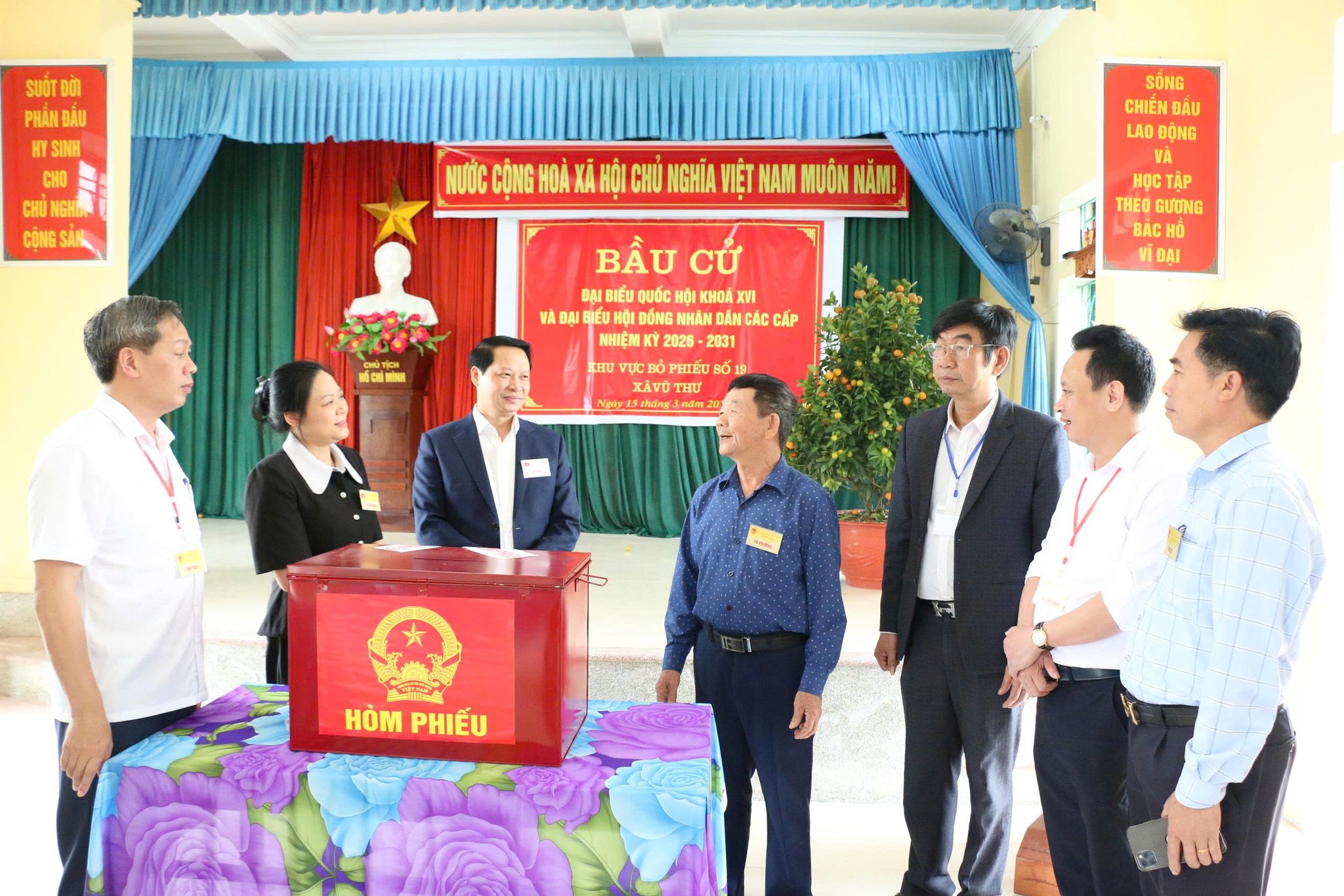 ĐỒNG CHÍ TRƯỞNG BAN NỘI CHÍNH TỈNH UỶ KIỂM TRA CÔNG TÁC BẦU CỬ TẠI XÃ VŨ THƯ