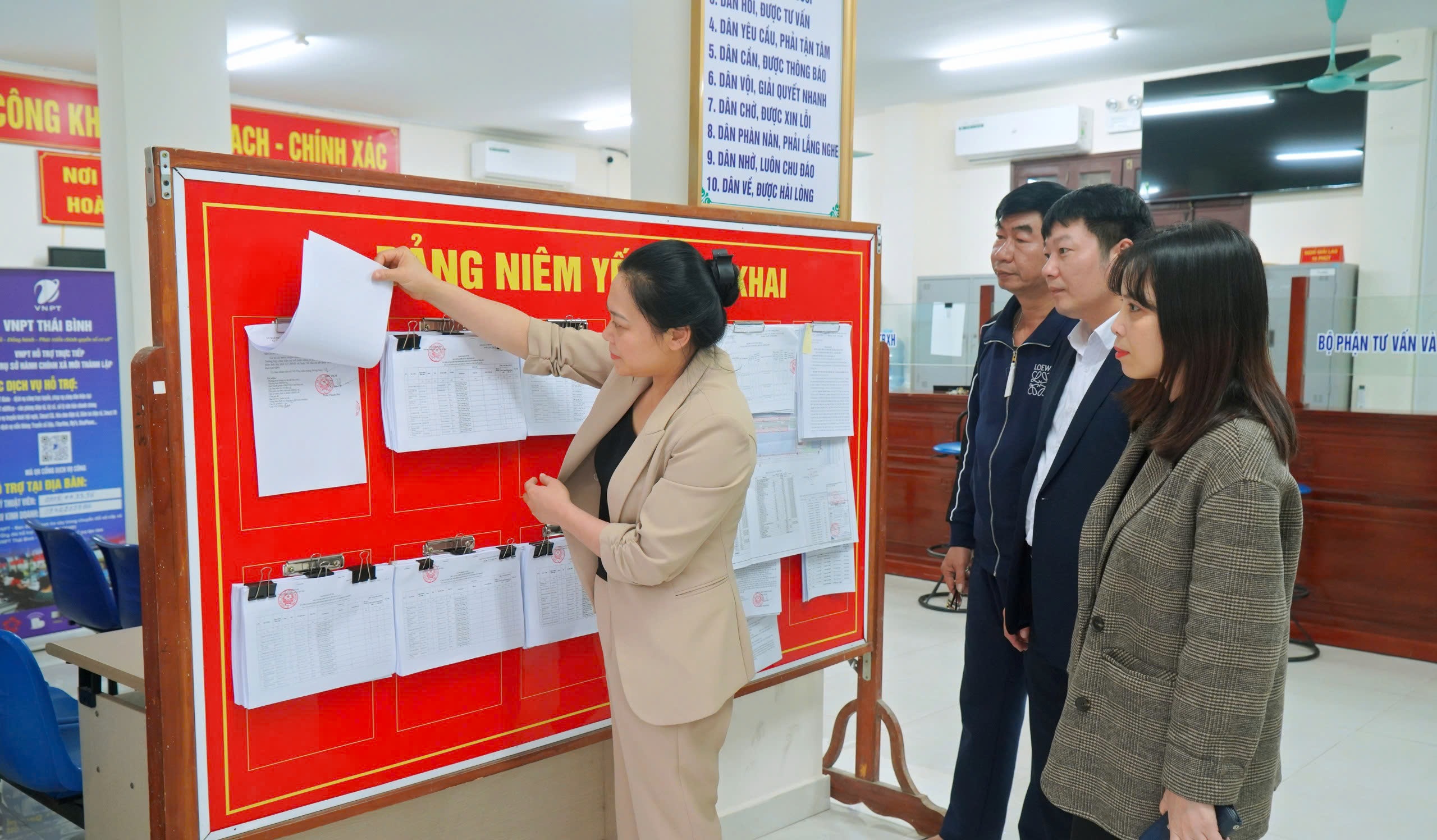 BAN CHỈ ĐẠO BẦU CỬ XÃ VŨ THƯ KIỂM TRA VIỆC NIÊM YẾT DANH SÁCH CỬ TRI TẠI TRUNG TÂM PHỤC VỤ HÀNH CHÍNH CÔNG