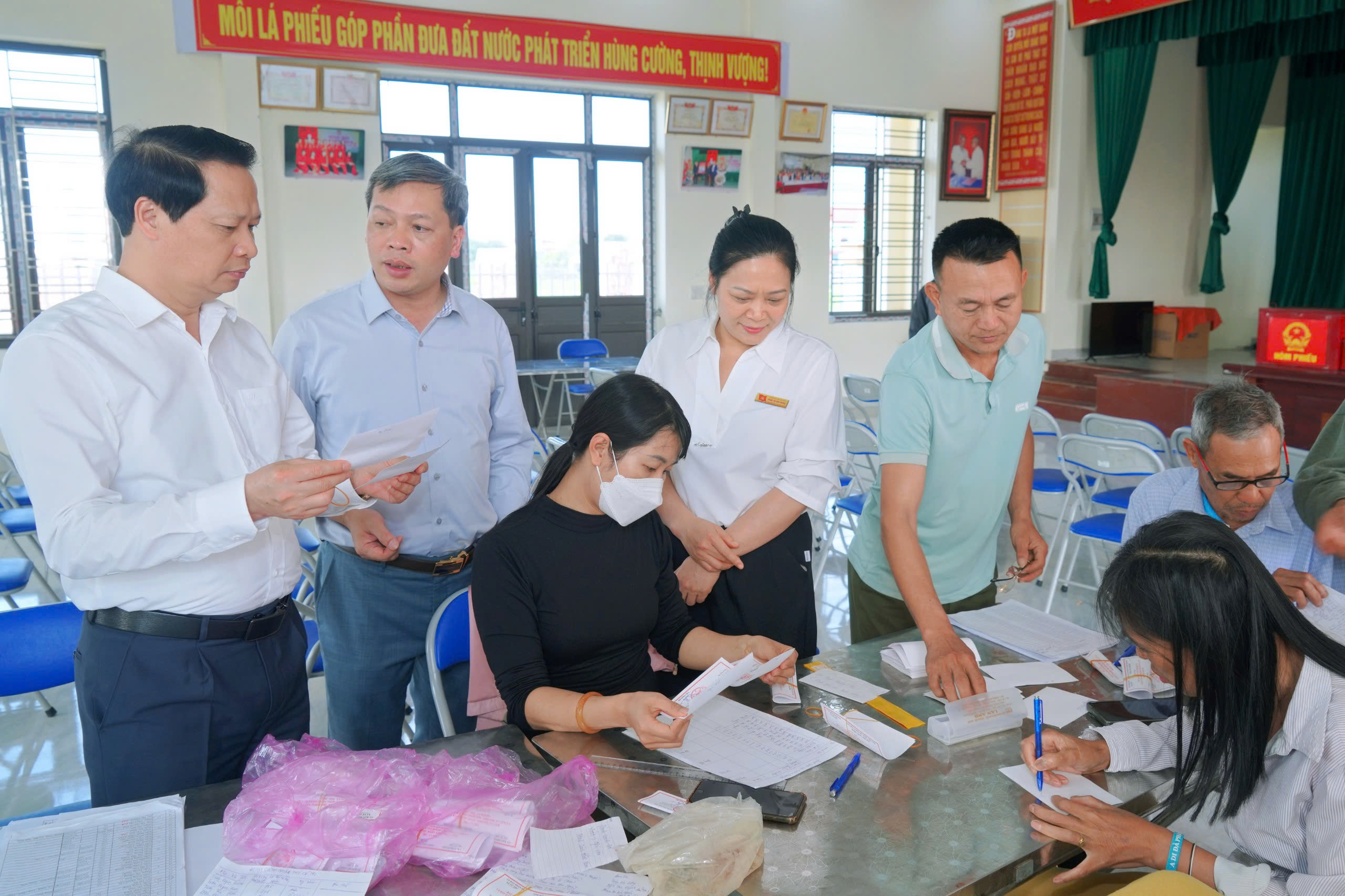 ĐỒNG CHÍ TRƯỞNG BAN NỘI CHÍNH TỈNH ỦY KIỂM TRA CÔNG TÁC CHUẨN BỊ BẦU CỬ TẠI XÃ VŨ THƯ