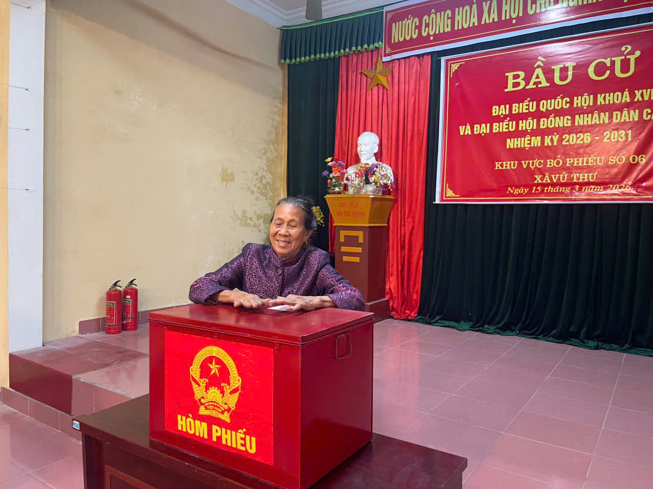 CỬ TRI XÃ VŨ THƯ NÔ NỨC TRONG NGÀY BẦU CỬ - NGÀY HỘI NON SÔNG