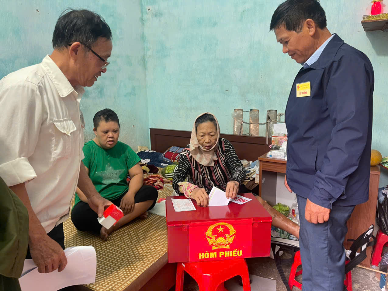 PHÁT HUY QUYỀN LÀM CHỦ CỦA CỬ TRI – HÒM PHIẾU PHỤ ĐẾN VỚI GIA ĐÌNH CỬ TRI TẠI THÔN NGŨ LÃO