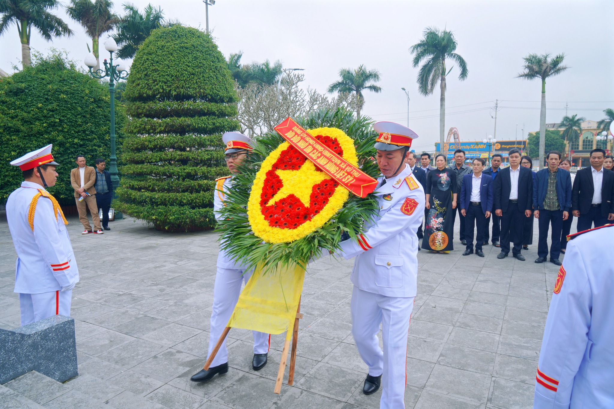 XÃ VŨ THƯ: DÂNG HƯƠNG TƯỞNG NIỆM CÁC ANH HÙNG LIỆT SỸ NHÂN KỶ NIỆM 96 NĂM NGÀY THÀNH LẬP ĐẢNG CỘNG SẢN VIỆT NAM
