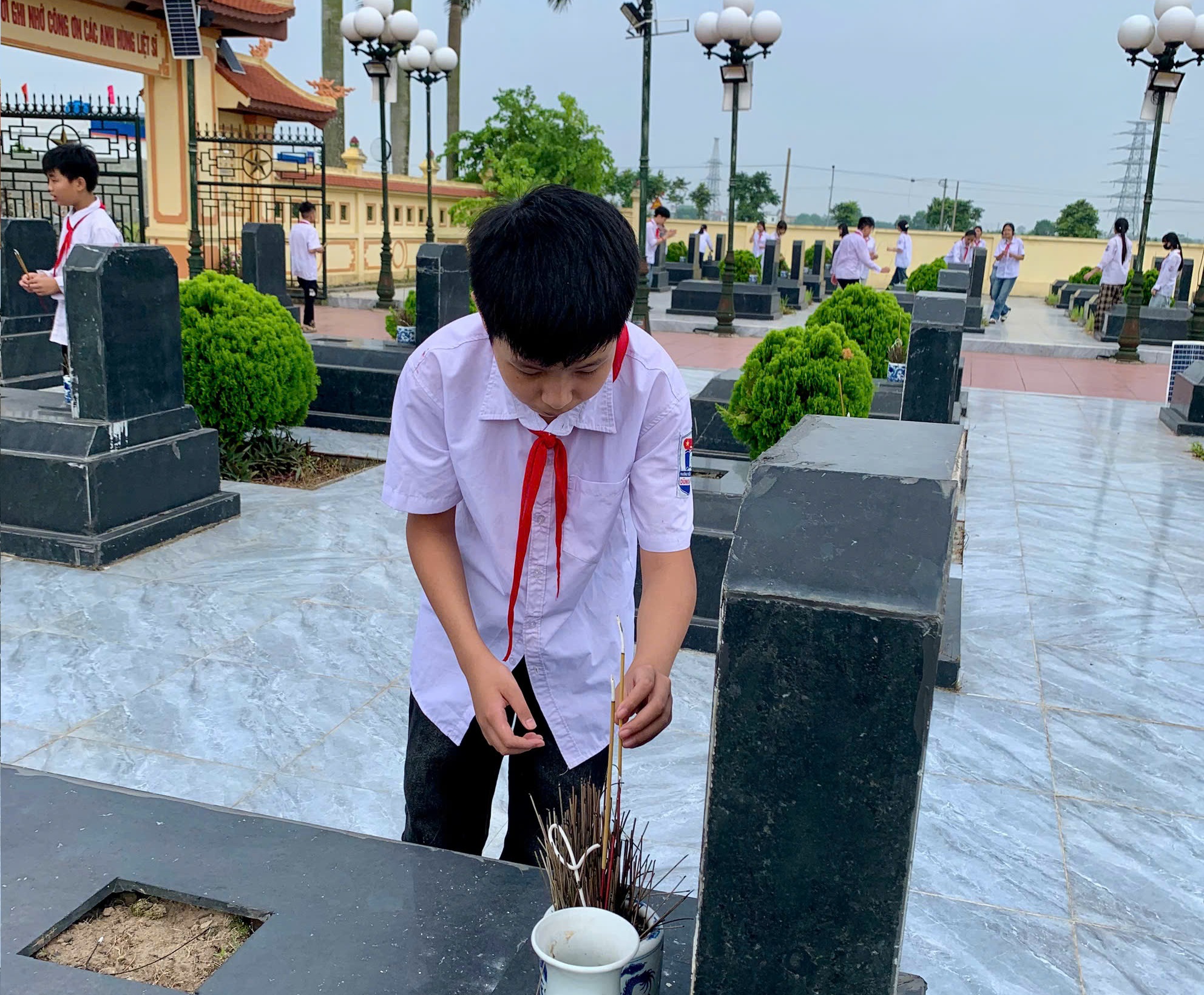 HỌC SINH TRƯỜNG TIỂU HỌC VÀ THCS DŨNG NGHĨA BỒI ĐẮP LÒNG YÊU NƯỚC BẰNG NHỮNG VIỆC LÀM THIẾT THỰC