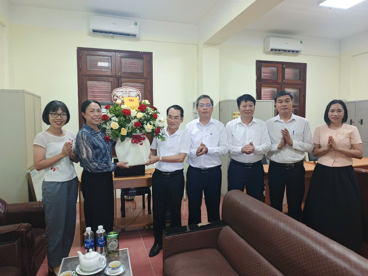 LÃNH ĐẠO XÃ VŨ THƯ TẶNG HOA CHÚC MỪNG HỘI KHUYẾN HỌC NHÂN NGÀY KHUYẾN HỌC VIỆT NAM