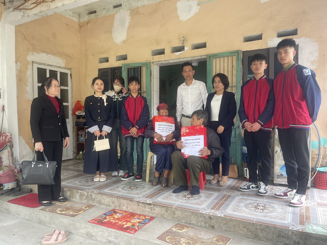 TRƯỜNG THPT LẠC LONG QUÂN THĂM, TẶNG QUÀ CÁC GIA ĐÌNH NẠN NHÂN CHẤT ĐỘC DA CAM NHÂN DỊP XUÂN BÍNH NGỌ