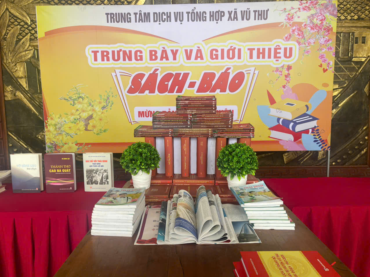 ĐÔNG ĐẢO GIÁO VIÊN, HỌC SINH THAM QUAN, TRẢI NGHIỆM TẠI KHU TRƯNG BÀY SÁCH, BÁO XUÂN BÍNH NGỌ 2026