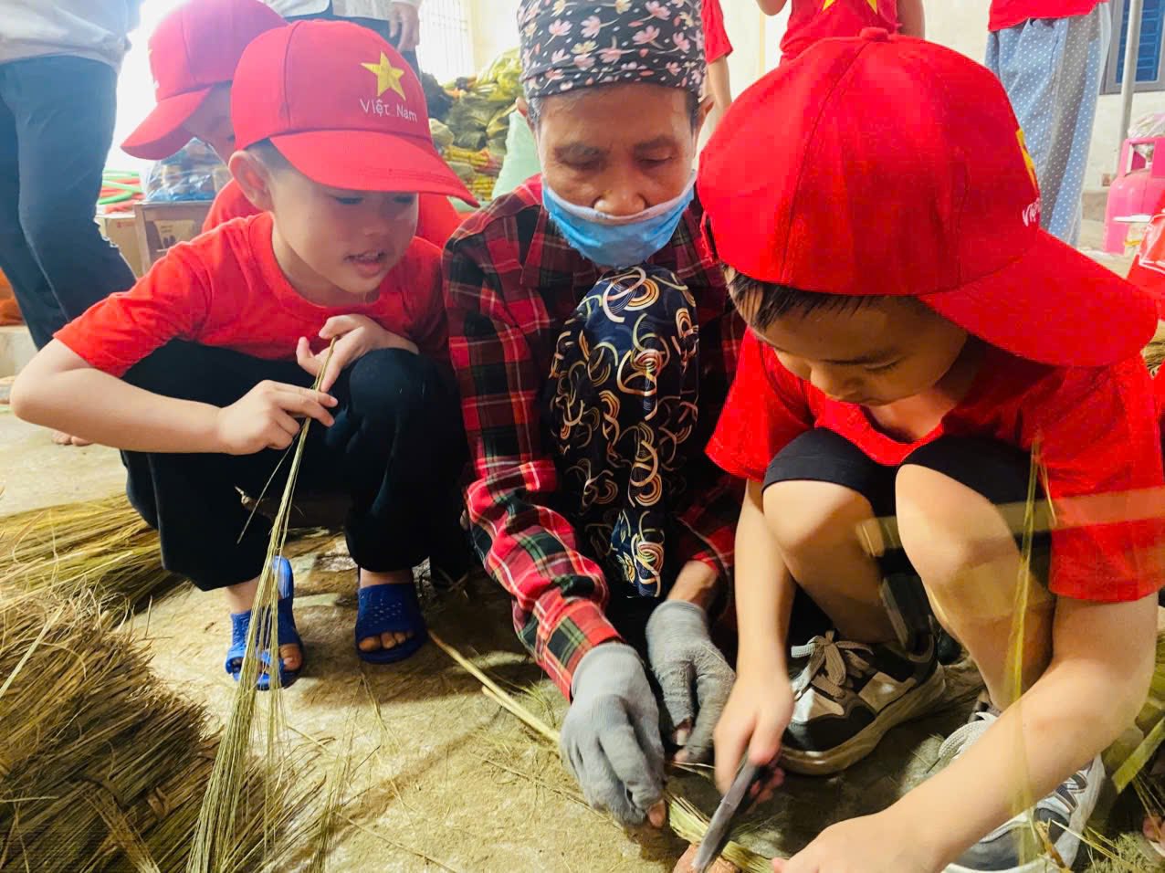 Từ bông đót quê nhà đến bài học đầu đời: Trẻ Mầm non Tam Quang trải nghiệm làng nghề truyền thống