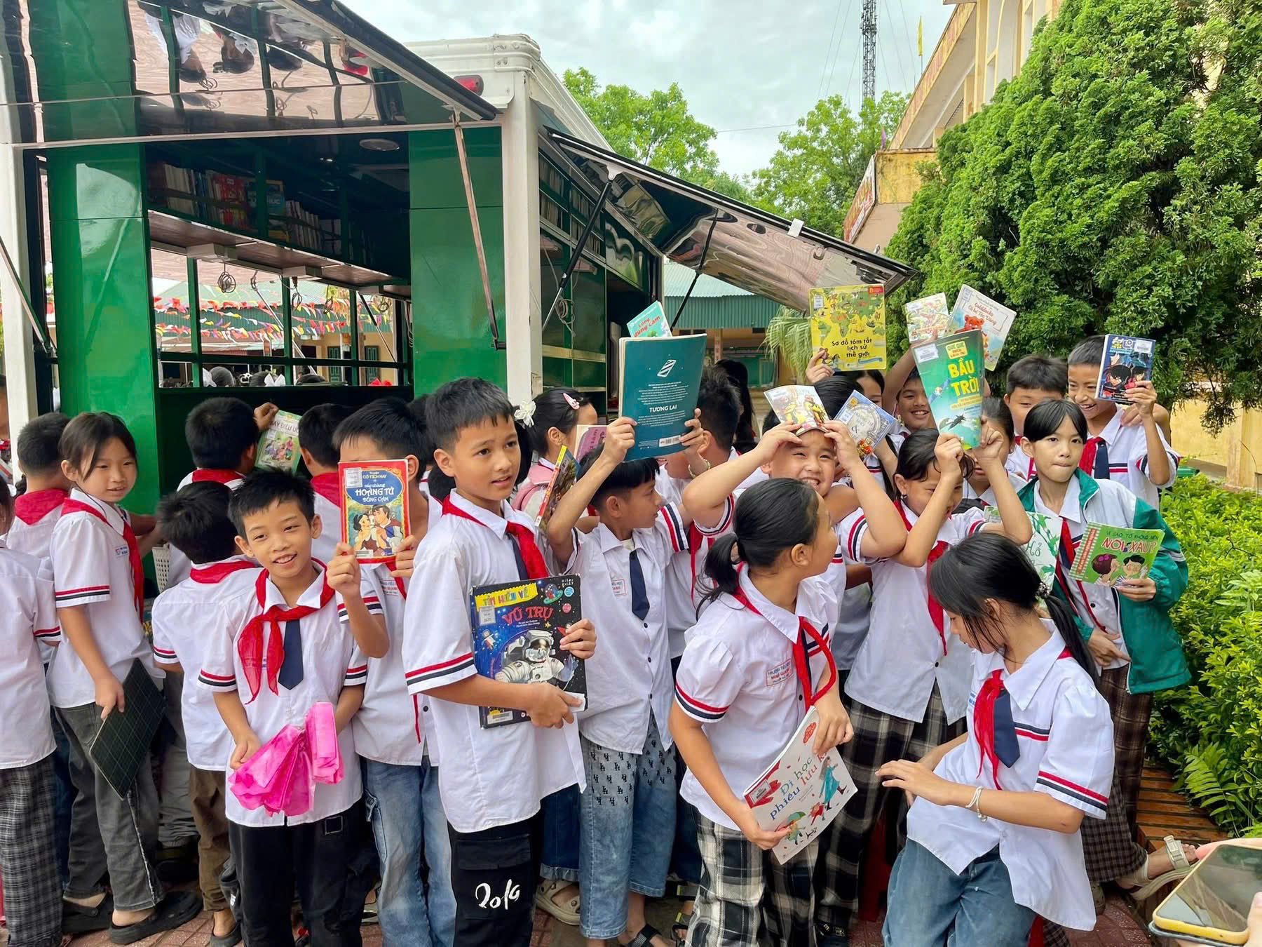 HỌC SINH TRƯỜNG TIỂU HỌC MINH QUANG, XÃ VŨ THƯ HÀO HỨNG VỚI XE SÁCH LƯU ĐỘNG
