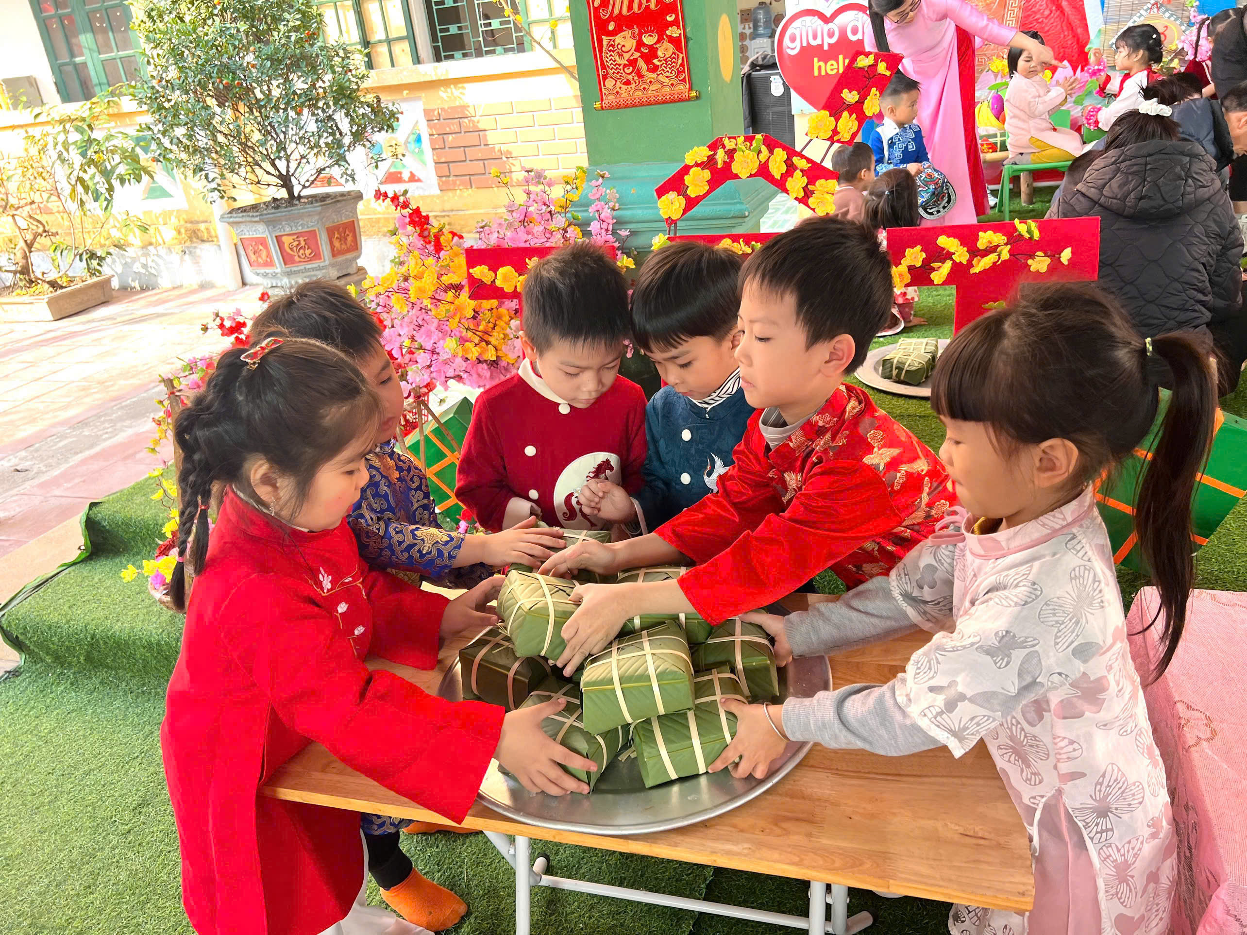 TRƯỜNG MẦM NON DŨNG NGHĨA “GÓI BÁNH CHƯNG NGÀY TẾT” VÀ ĂN TẤT NIÊN TOÀN TRƯỜNG