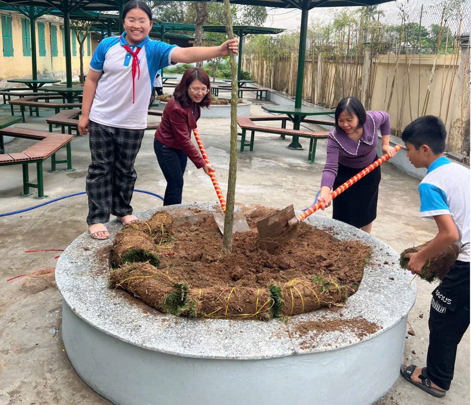 TRƯỜNG TIỂU HỌC MINH QUANG SÔI NỔI HƯỞNG ỨNG “TẾT TRỒNG CÂY – ĐỜI ĐỜI NHỚ ƠN BÁC HỒ”