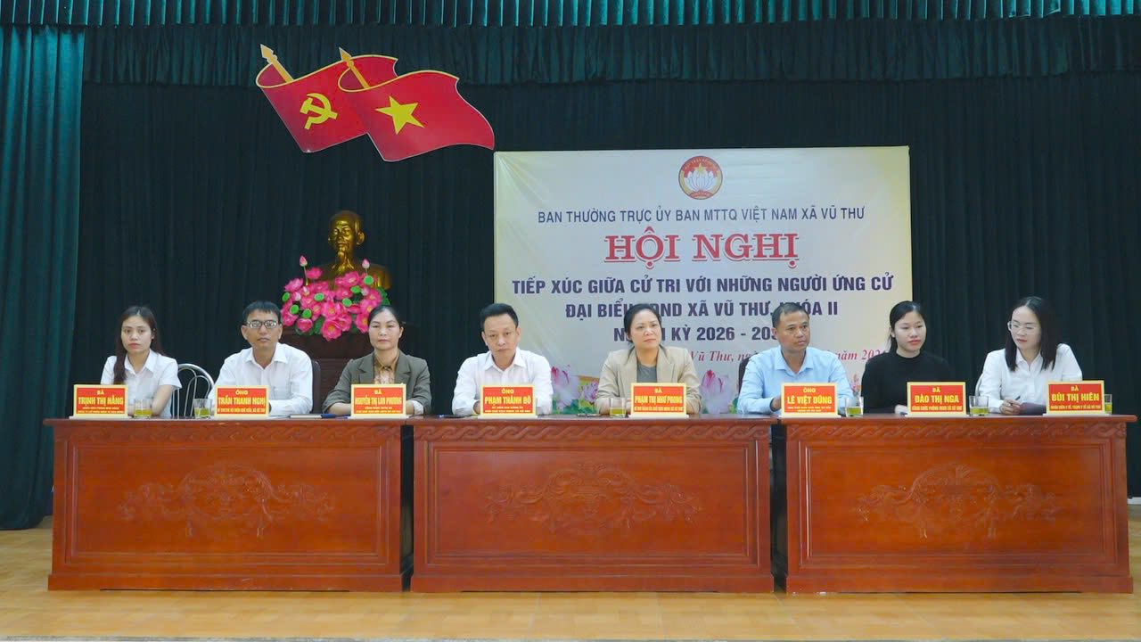 Bí thư Đảng ủy – Chủ tịch HĐND xã Phạm Thị Như Phong cùng các ứng cử viên tiếp xúc cử tri Đơn vị bầu cử số 4