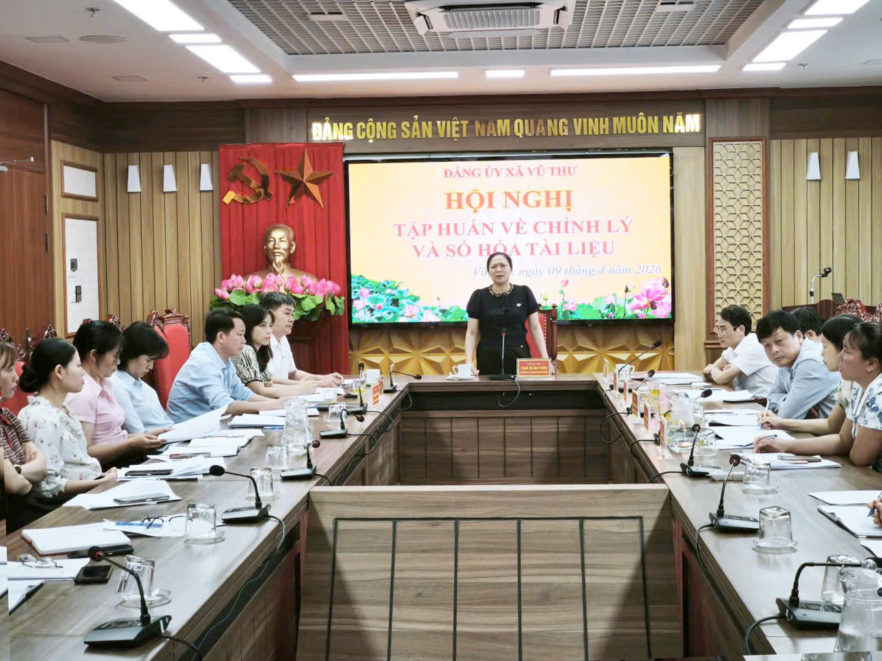VŨ THƯ: TẬP HUẤN VỀ CHỈNH LÝ VÀ SỐ HÓA TÀI LIỆU – ĐẨY MẠNH CHUYỂN ĐỔI SỐ TRONG CÔNG TÁC LƯU TRỮ
