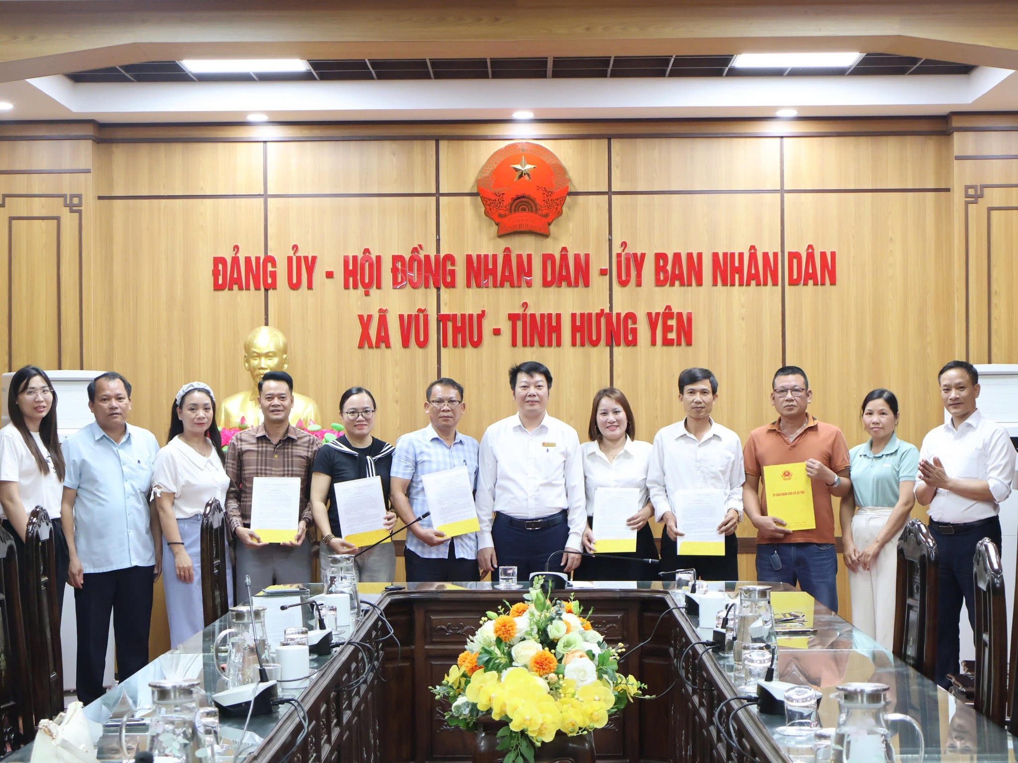 TRAO QUYẾT ĐỊNH ĐIỀU CHUYỂN CÔNG TÁC CHO 06 VIÊN CHỨC TRUNG TÂM DỊCH VỤ TỔNG HỢP XÃ VŨ THƯ