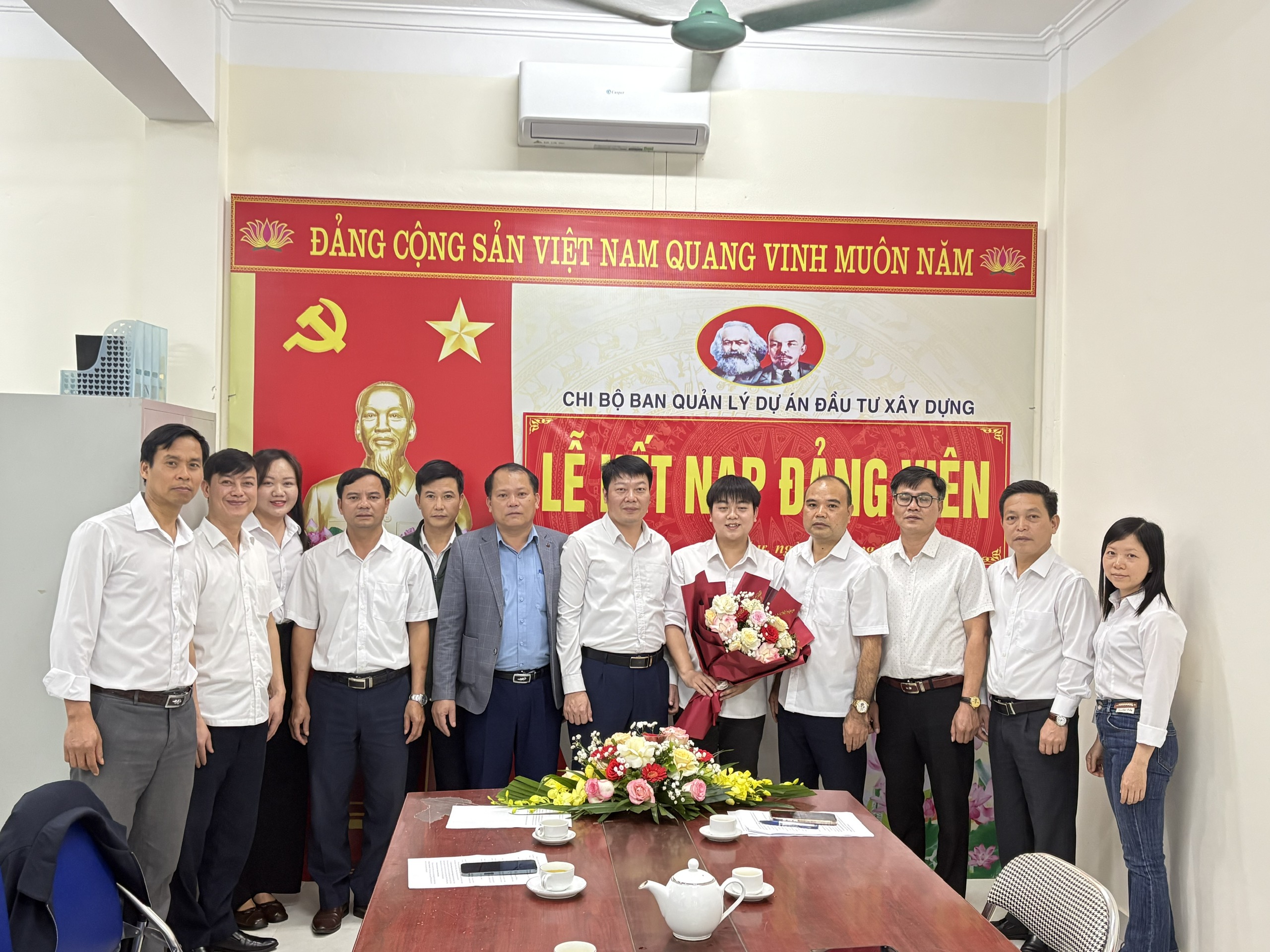 Chi bộ Ban Quản lý dự án đầu tư xây dựng xã Vũ Thư tổ chức Lễ kết nạp đảng viên mới
