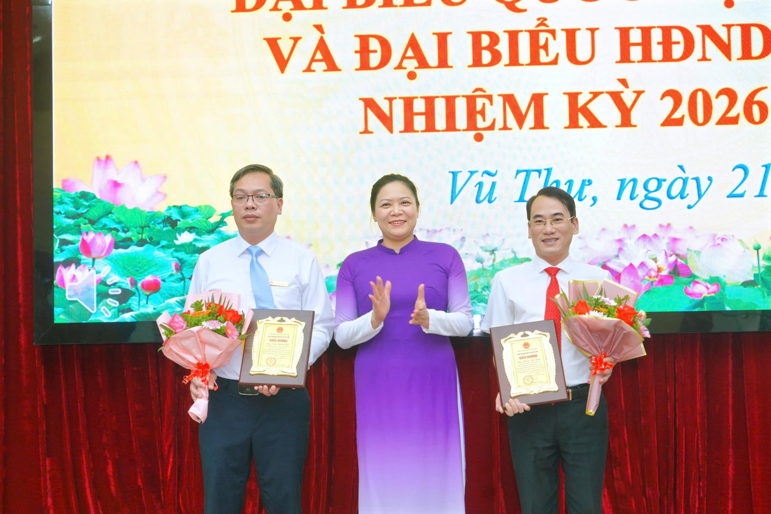 XÃ VŨ THƯ: TRAO GIẤY CHỨNG NHẬN CHO 23 ĐẠI BIỂU TRÚNG CỬ HĐND XÃ KHÓA II; KHEN THƯỞNG 10 TẬP THỂ, 60 CÁ NHÂN TIÊU BIỂU TRONG CÔNG TÁC BẦU CỬ