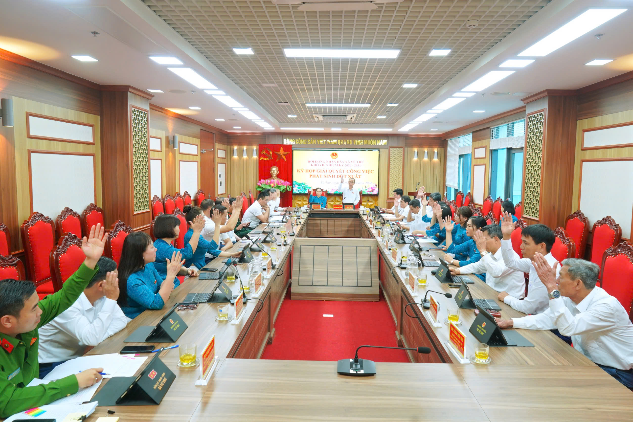 HỘI ĐỒNG NHÂN DÂN XÃ VŨ THƯ TỔ CHỨC KỲ HỌP GIẢI QUYẾT CÁC CÔNG VIỆC PHÁT SINH ĐỘT XUẤT