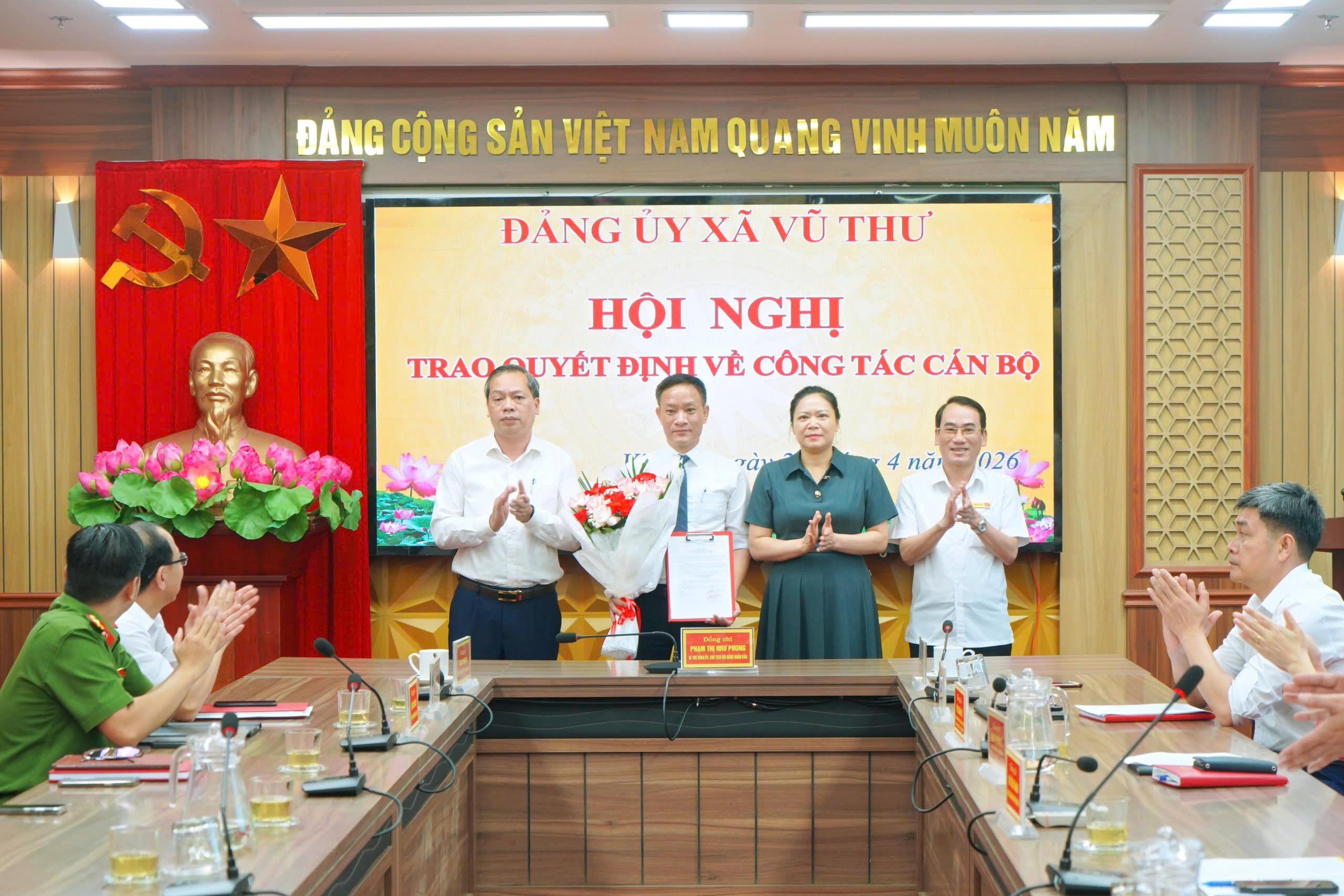 BAN THƯỜNG VỤ ĐẢNG UỶ XÃ VŨ THƯ CÔNG BỐ QUYẾT ĐỊNH VỀ CÔNG TÁC CÁN BỘ