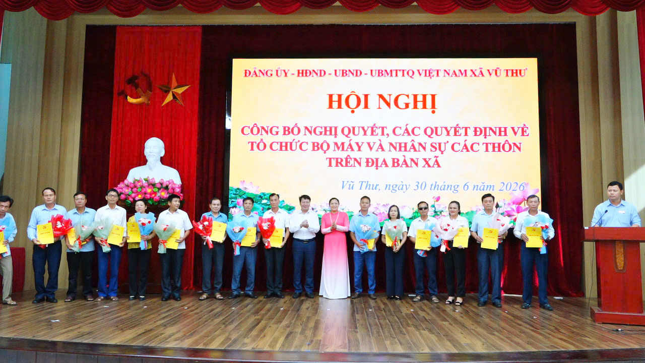 ĐẢNG ỦY XÃ VŨ THƯ SƠ KẾT NHIỆM VỤ 6 THÁNG ĐẦU NĂM, CÔNG BỐ BỘ MÁY CÁN BỘ 15 THÔN MỚI