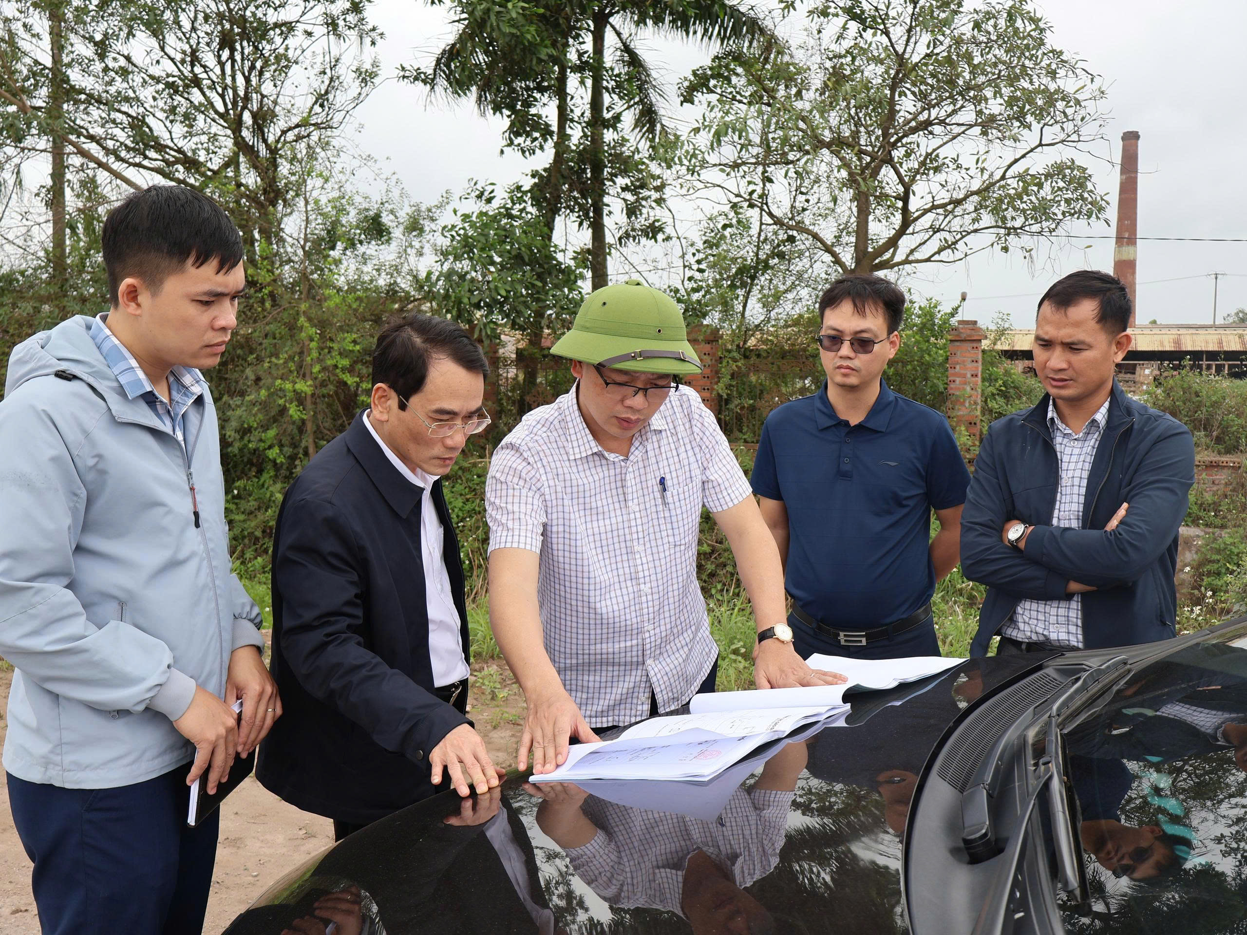 LÃNH ĐẠO XÃ VŨ THƯ KIỂM TRA DỰ ÁN CẢI TẠO, NÂNG CẤP ĐƯỜNG ĐH.02 ĐOẠN (ĐOẠN TỪ ĐƯỜNG ĐT.463 ĐẾN DỐC TỪ CHÂU)