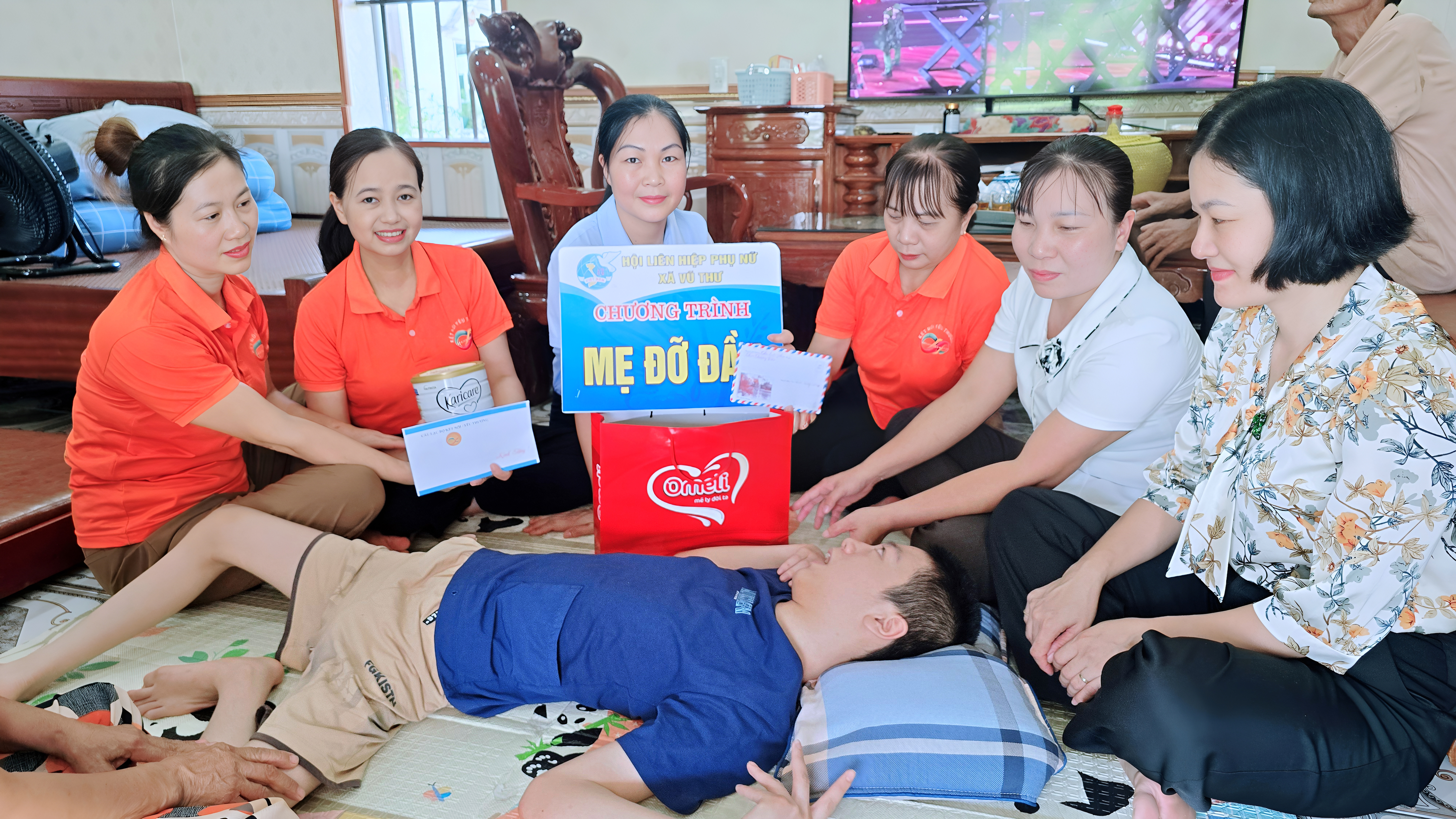 🇻🇳 HỘI LHPN XÃ VŨ THƯ: ẤM ÁP CHƯƠNG TRÌNH “MẸ ĐỠ ĐẦU” TRAO QUÀ CHO TRẺ EM BẠI NÃO