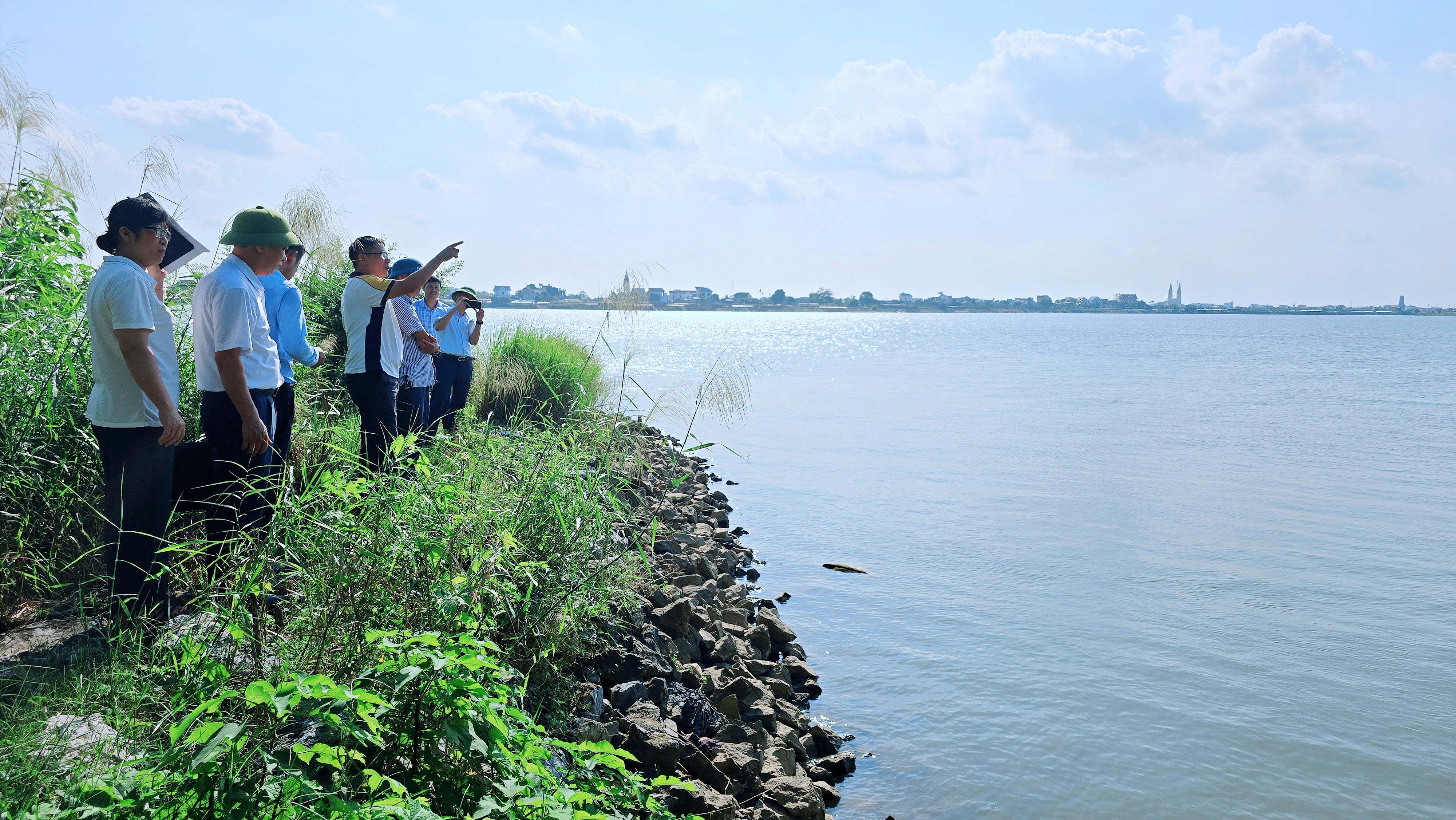 🇻🇳 VŨ THƯ: KHẢO SÁT THỰC ĐỊA TUYẾN ĐÊ TẢ HỒNG HÀ II: NỖ LỰC BẢO ĐẢM AN TOÀN PHÒNG CHỐNG THIÊN TAI