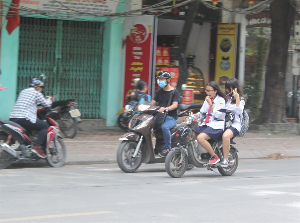 SIẾT CHẶT KỶ CƯƠNG, NÂNG CAO Ý THỨC CHẤP HÀNH PHÁP LUẬT VỀ GIAO THÔNG TRONG LỨA TUỔI HỌC SINH