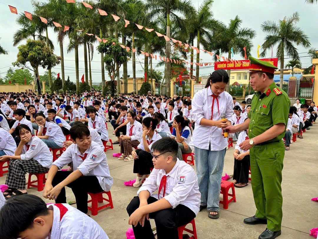 TUYÊN TRUYỀN PHÁP LUẬT CHO HỌC SINH VŨ THƯ – PHÁT HUY VAI TRÒ PHỐI HỢP GIỮA NHÀ TRƯỜNG VÀ LỰC LƯỢNG CÔNG AN
