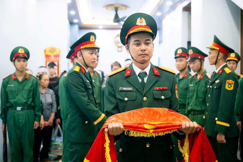 ⭐ XÚC ĐỘNG TIỄN ĐƯA TRUNG TÁ TRẦN VĂN TÙNG VỀ NƠI AN NGHỈ CUỐI CÙNG 🇻🇳