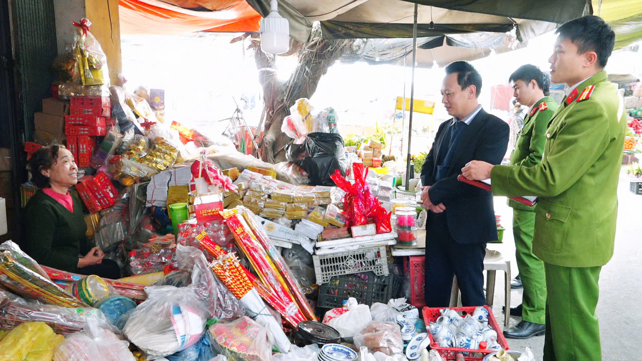 ỦY BAN NHÂN DÂN XÃ VŨ THƯ RA QUÂN TUYÊN TRUYỀN, KÝ CAM KẾT ĐẢM BẢO AN TOÀN PHÒNG CHÁY, CHỮA CHÁY TẠI CÁC HỘ KINH DOANH