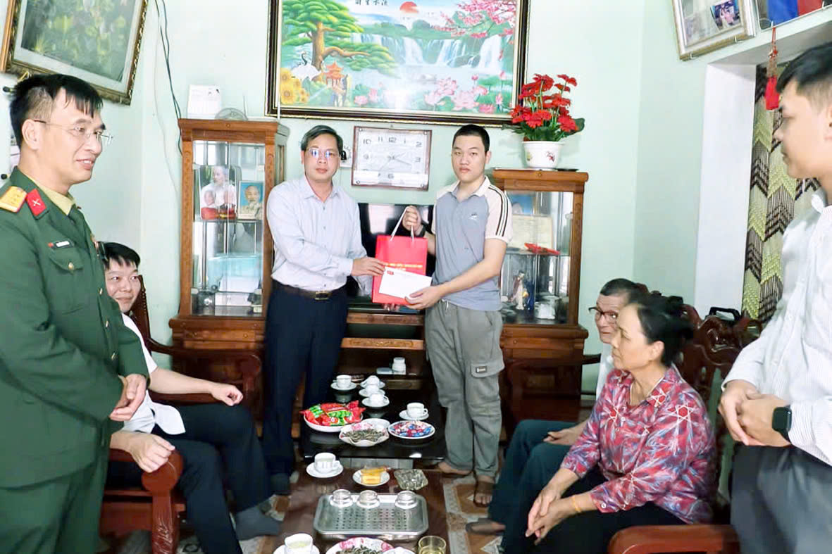 Lãnh đạo xã Vũ Thư tổ chức thăm, tặng quà tân binh có hoàn cảnh khó khăn nhập ngũ năm 2026