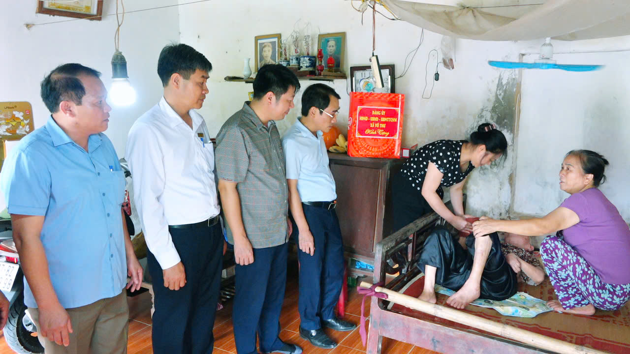 VŨ THƯ: KỊP THỜI ĐỘNG VIÊN NHỮNG GIA ĐÌNH CHÍNH SÁCH CÓ HOÀN CẢNH ĐẶC BIỆT