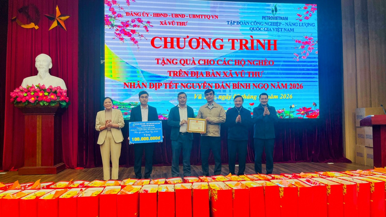 ĐỒNG CHÍ PHÓ CHỦ TỊCH QUỐC HỘI NGUYỄN KHẮC ĐỊNH THĂM, TẶNG QUÀ HỘ NGHÈO, HỘ KHÓ KHĂN TẠI XÃ VŨ THƯ
